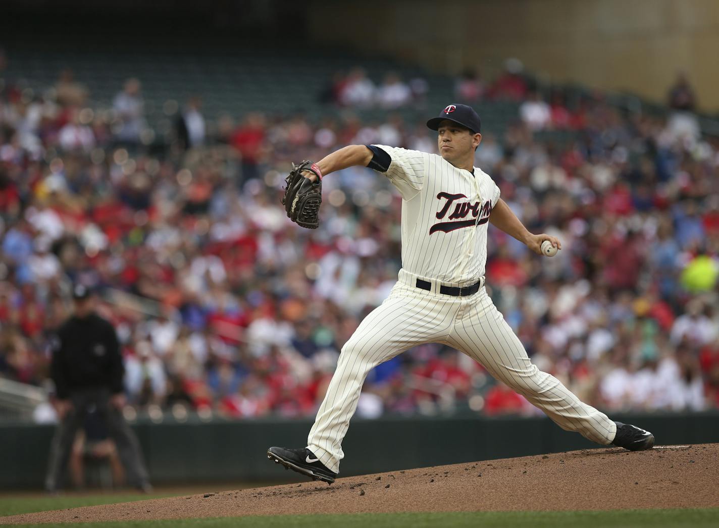 Minnesota Twins starting pitcher Tommy Milone (33) throwing in the first inning Wednesday evening. JEFF WHEELER &#xef; jeff.wheeler@startribune.com The Twins faced the St. Louis Cardinals Wednesday night, June 17, 2015 at Target Field in Minneapolis.