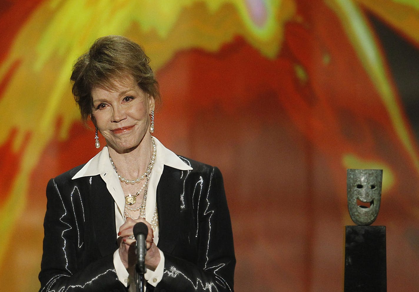 Mary Tyler Moore accepts her Lifetime Achievement Screen Actors Guild award during the 18th Annual Screen Actors Guild Awards show on Jan. 29, 2012 at The Shrine Auditorium in Los Angeles, Calif. (Robert Gauthier/Los Angeles Times/TNS)