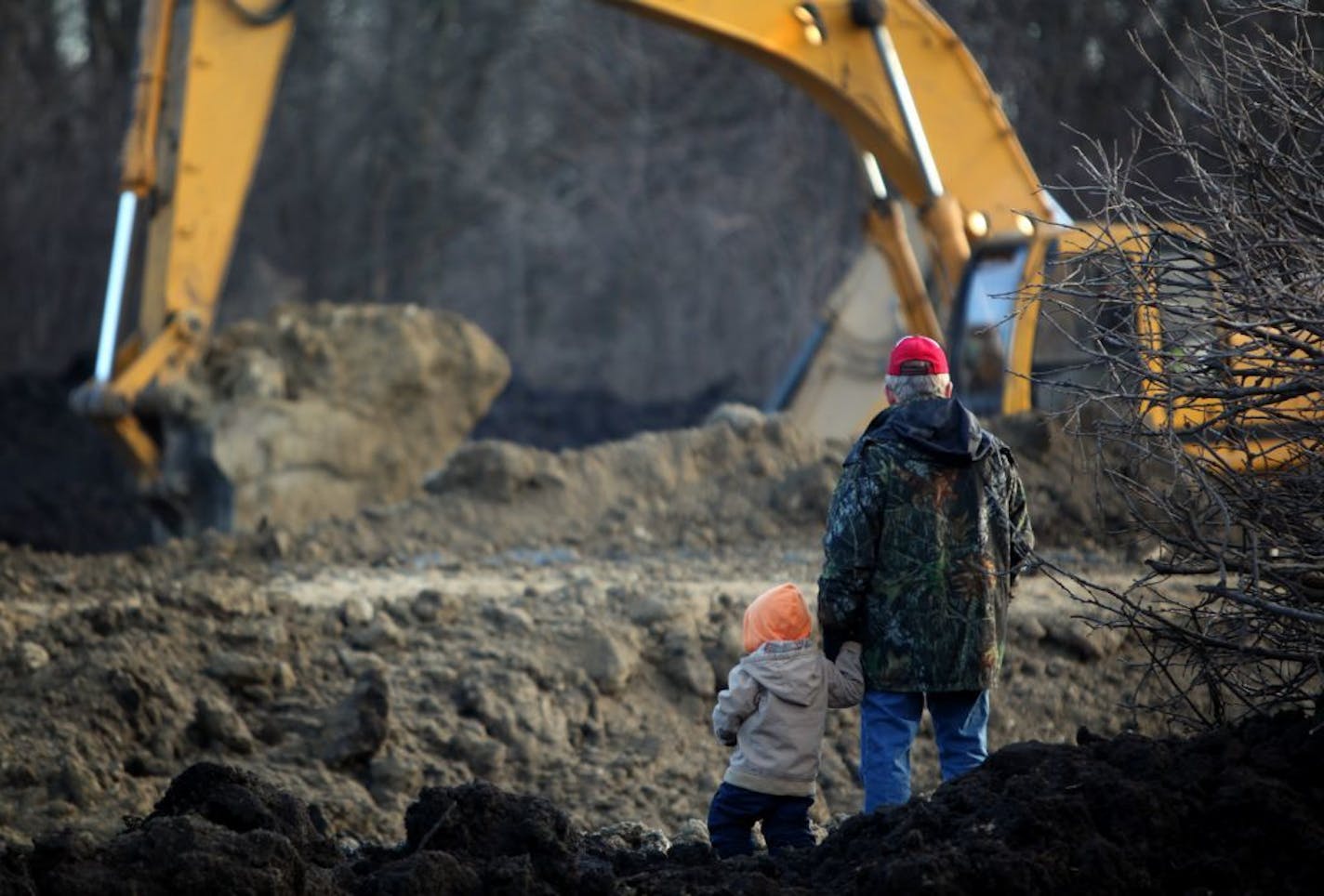 Flood preparations in 2010 in the Fargo-Moorhead area included dike building and sandbagging.