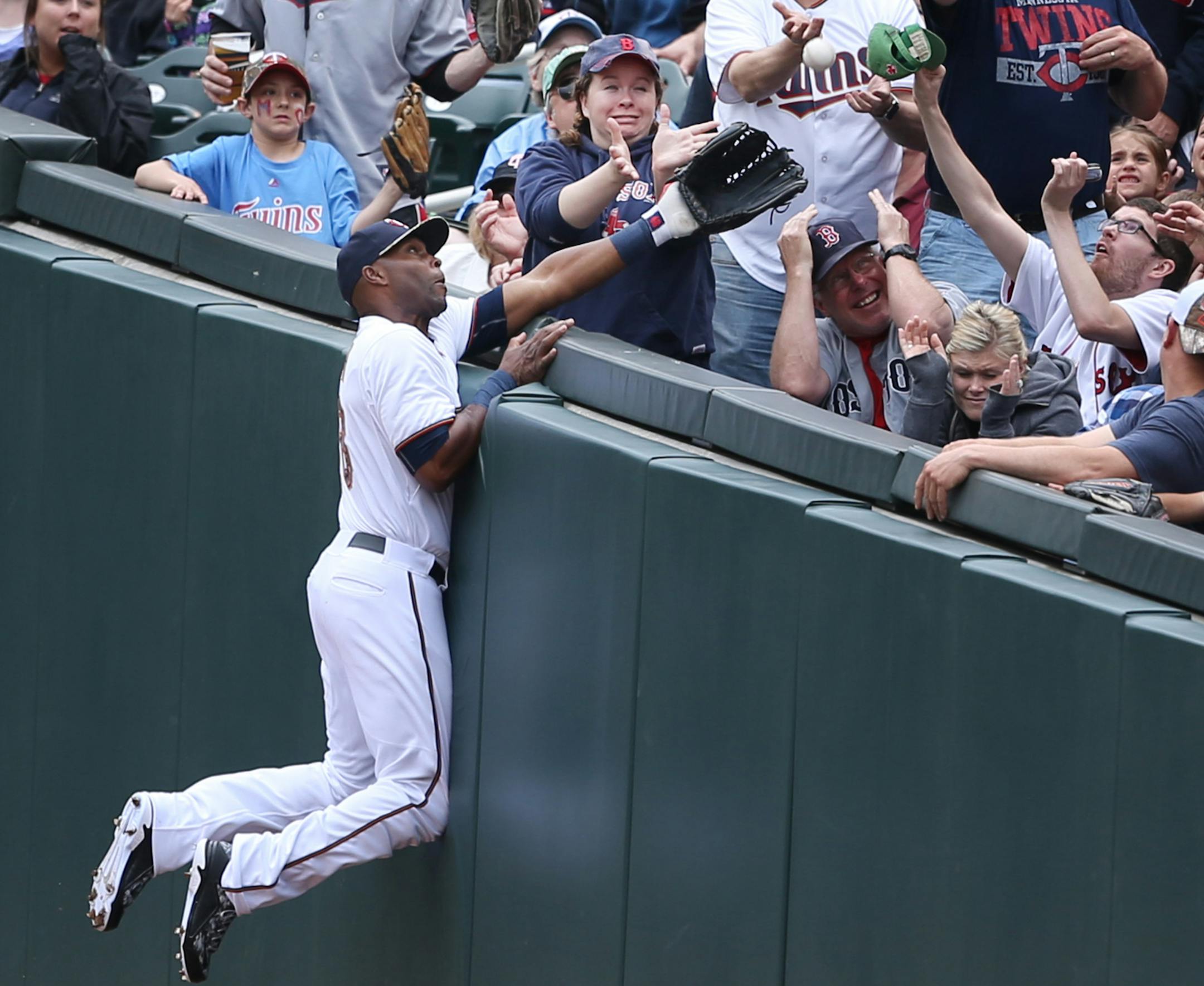 Right fielder Torii Hunter missed a fouled ball hit by Boston Xander Bogaerts in the second inning at Target Field Monday May 25, 2015 in Minneapolis, MN.The Minnesota Twins hosted the Boston Red Sox at Target Field .] Jerry Holt/ Jerry.Holt@Startribune.com