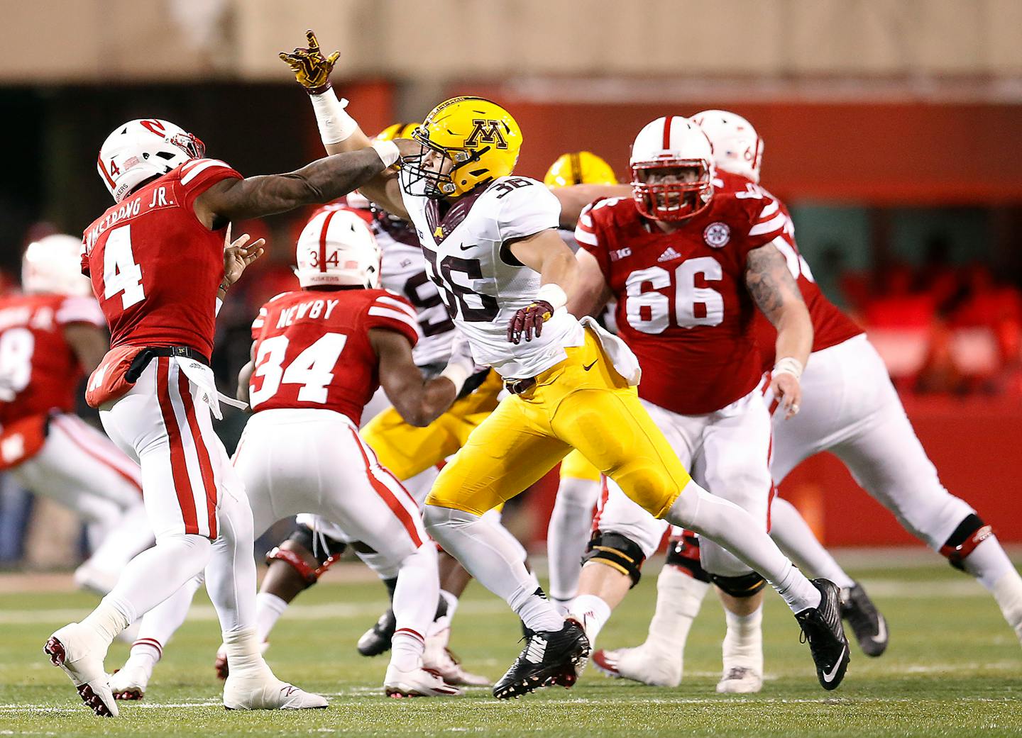 Minnesota's linebacker Blake Cashman put pressure on Nebraska's quarterback Tommy Armstrong Jr.