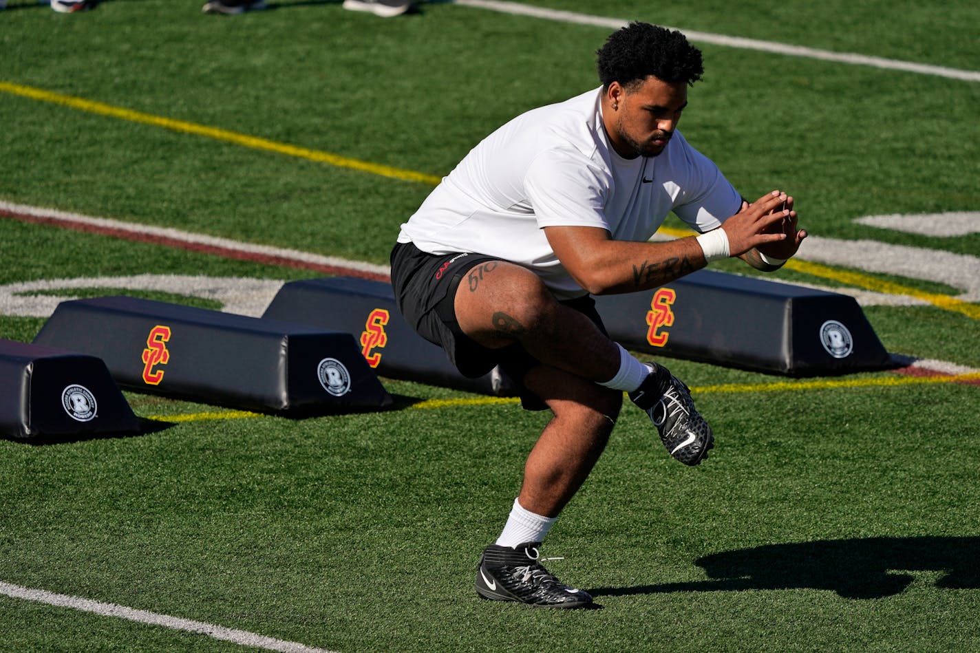 Southern California guard Alijah Vera-Tucker participates in the school's pro day football workout for NFL scouts Wednesday, March 24, 2021, in Los Angeles. (AP Photo/Marcio Jose Sanchez)