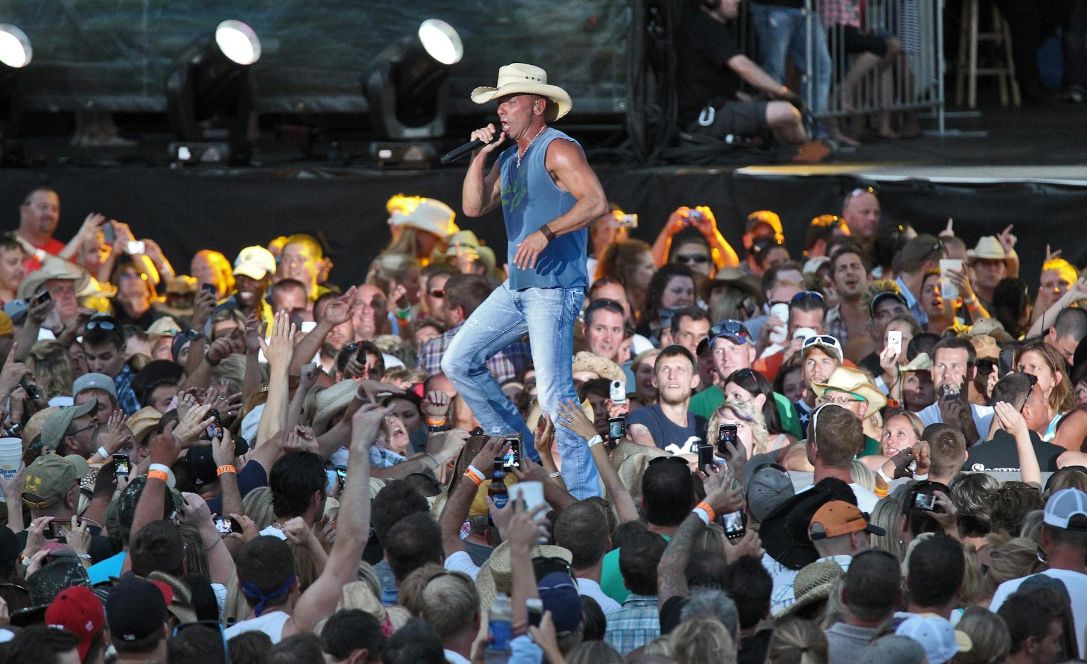 Kenny Chesneyat Target Field.