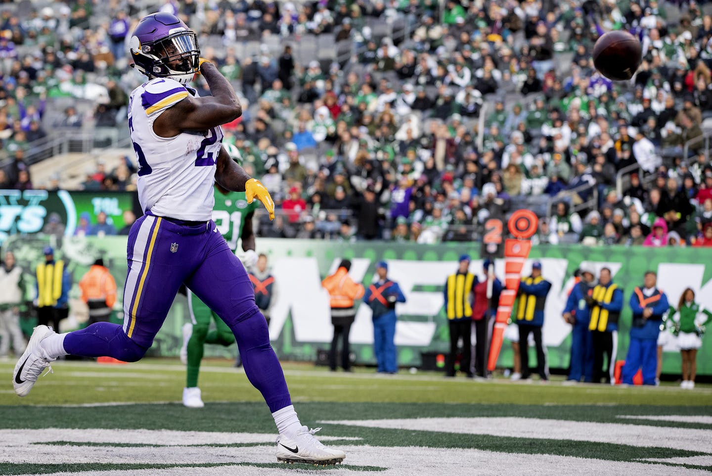 Latavius Murray (25) celebrated after an 11-yard touchdown in the third quarter. ] CARLOS GONZALEZ &#xef; cgonzalez@startribune.com &#xf1; October 21, 2018, East Rutherford, NJ, MetLife Stadium, NFL, Minnesota Vikings vs. New York Jets