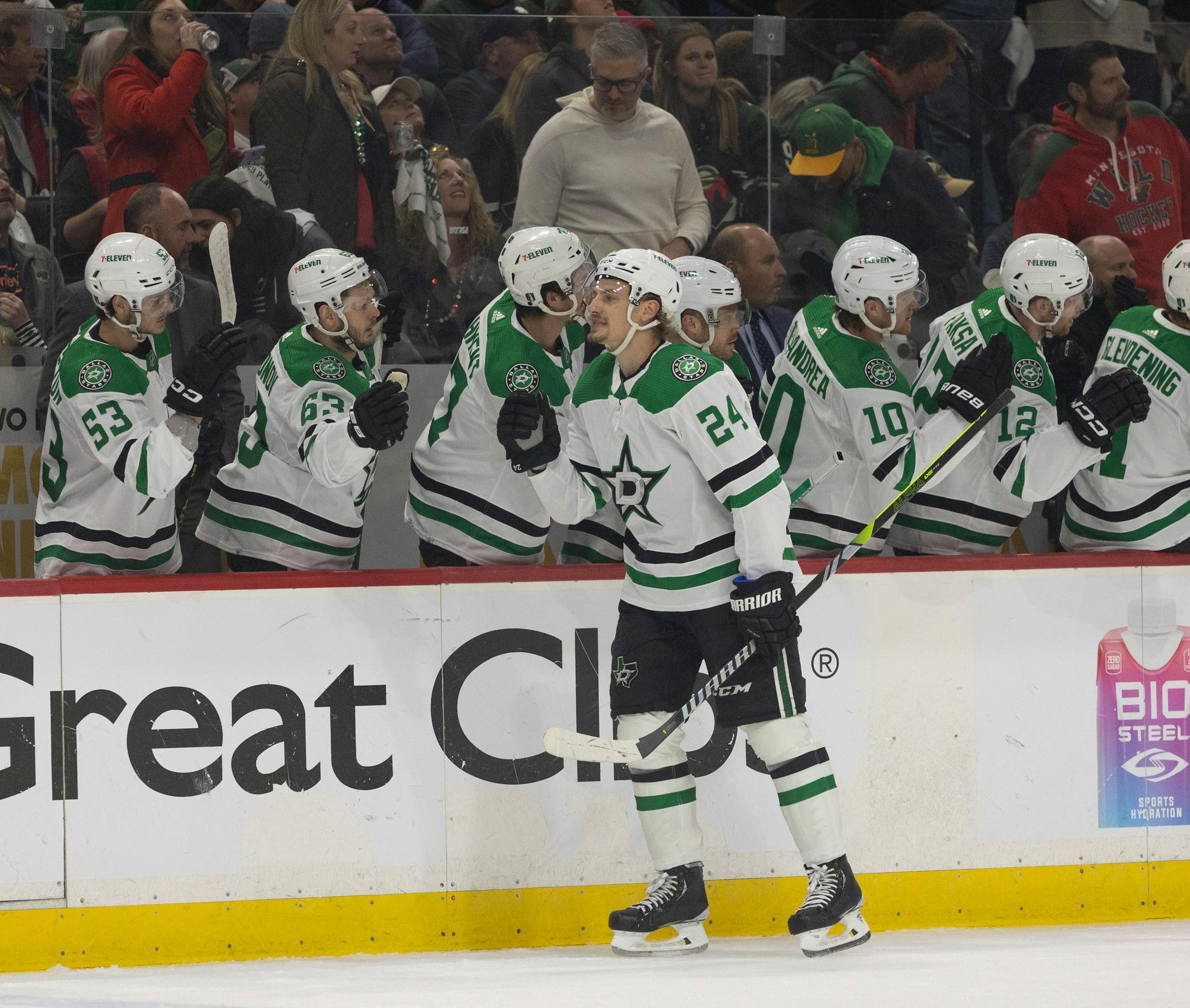 Dallas Stars center Roope Hintz (24) was congratulated by the bench after he scored in the first period.