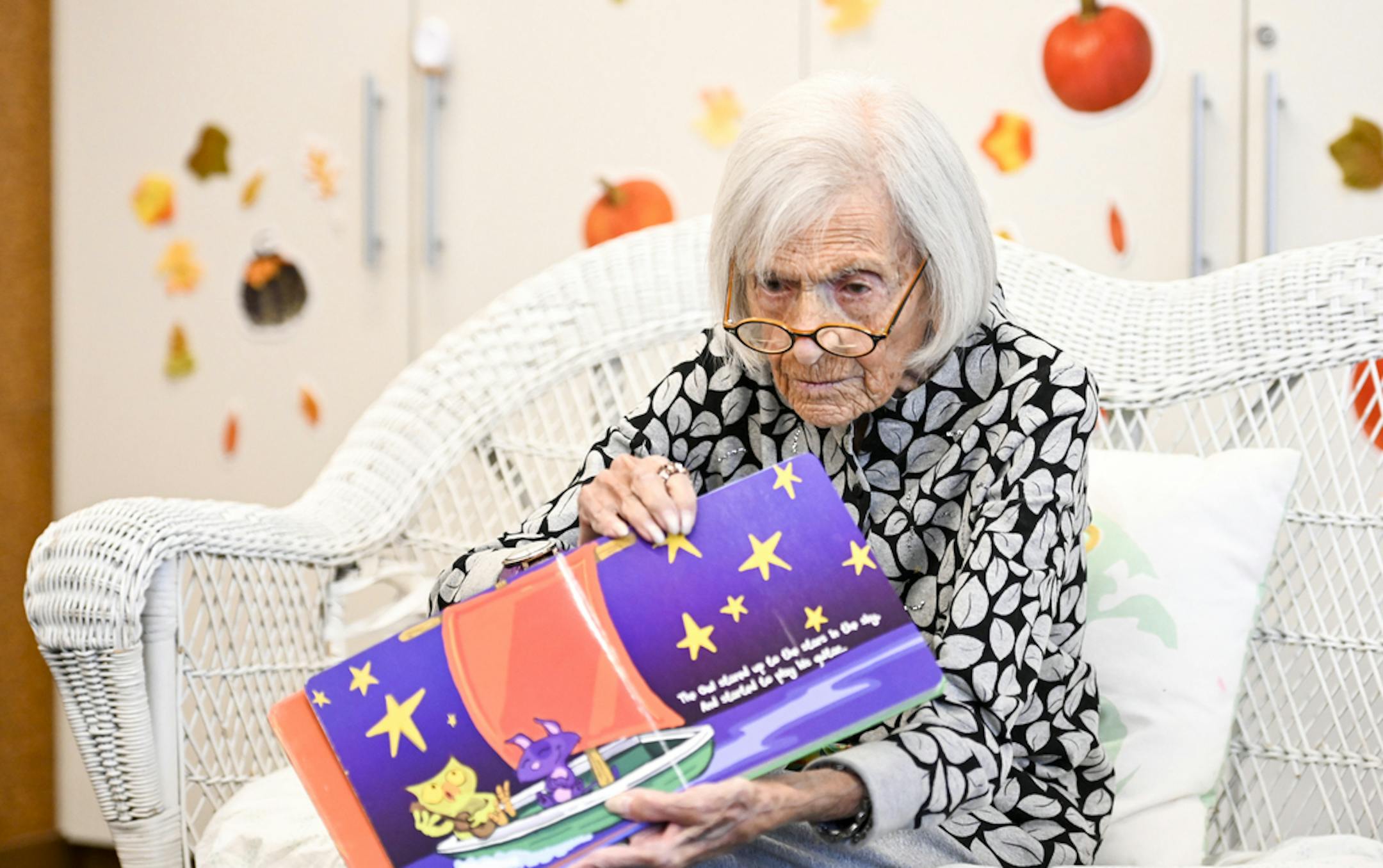 Ruth Knelman, 108, reads "The Owl and the Kitty Cat" to a group of preschoolers at Temple Israel Tuesday morning. ] Aaron Lavinsky ¥ aaron.lavinsky@startribune.com At 108, Ruth Knelman is Temple Israel's oldest congregant. But the superstar volunteer remains active, reading to Temple Israel's early childhood classes every Tuesday morning. She says happiness is key to her longevity. We photograph Knelman as she reads the book, "The Owl and the Kitty Cat," to preschoolers at Temple Israel on