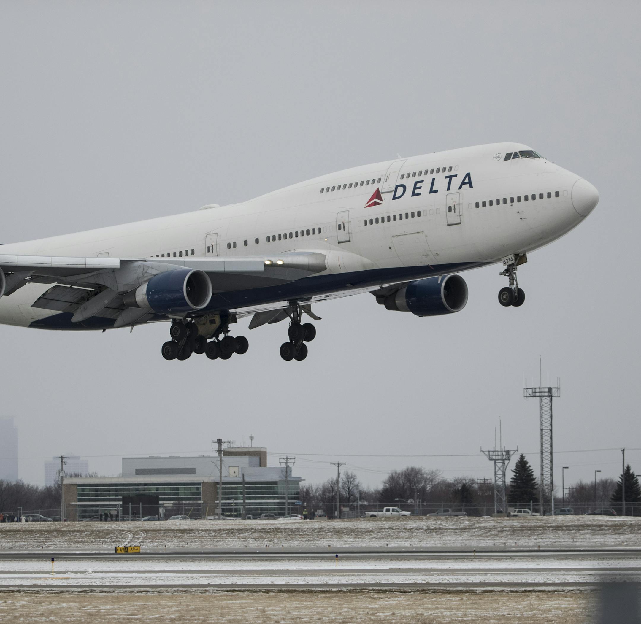 Boeing 747 flight number 9771 flew in for a low pass before landing for good at the Minneapolis/St. Paul Airport on Wednesday, December 20, 2017, in Bloomington, Minn. ] RENEE JONES SCHNEIDER • renee.jones@startribune.com