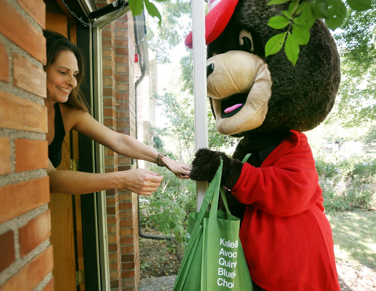 The Cub bear delivered bags of groceries via Instacart to Jennifer Gilhoi in the 5900 block of Park Avenue Tuesday September 15, 2015 in Minneapolis, MN. ] Instacart is a grocery delivery service company that enables folks to food shop from home, and has the food delivered to their house. Jerry Holt/ Jerry.Holt@Startribune.com