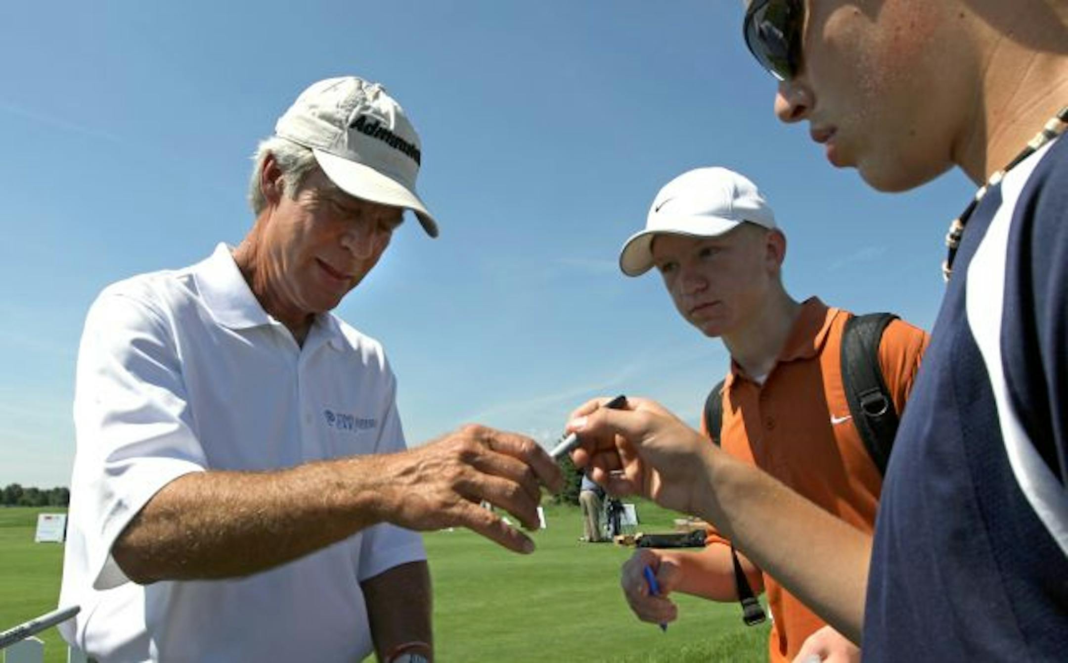 Ben Crenshaw signed autographs before taking some swings on the driving range during the first day of practice rounds/pro-ams at the 3M Championship in Blaine.