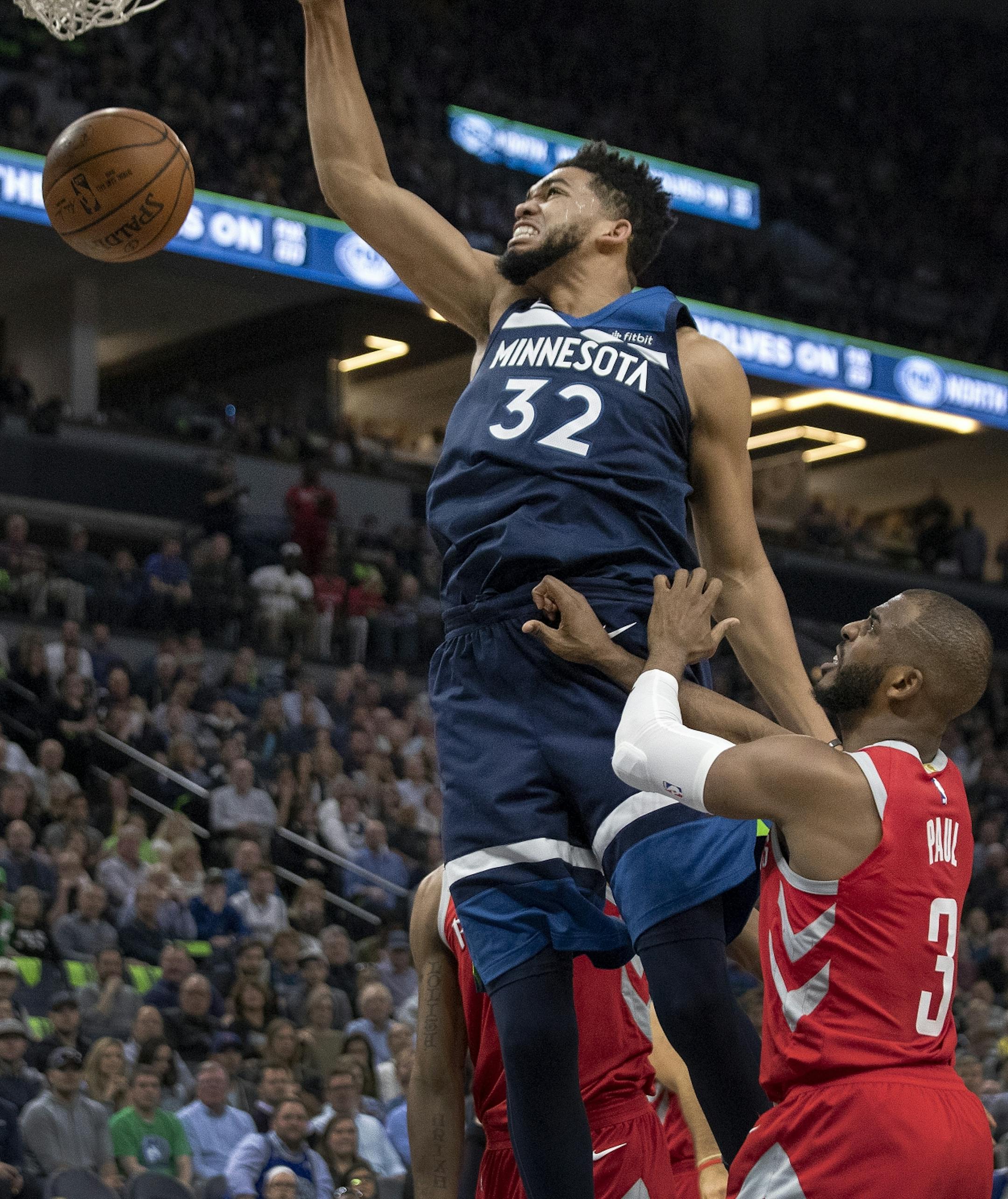 Minnesota Timberwolves Karl-Anthony Towns (32) dunked the ball in the second quarter.