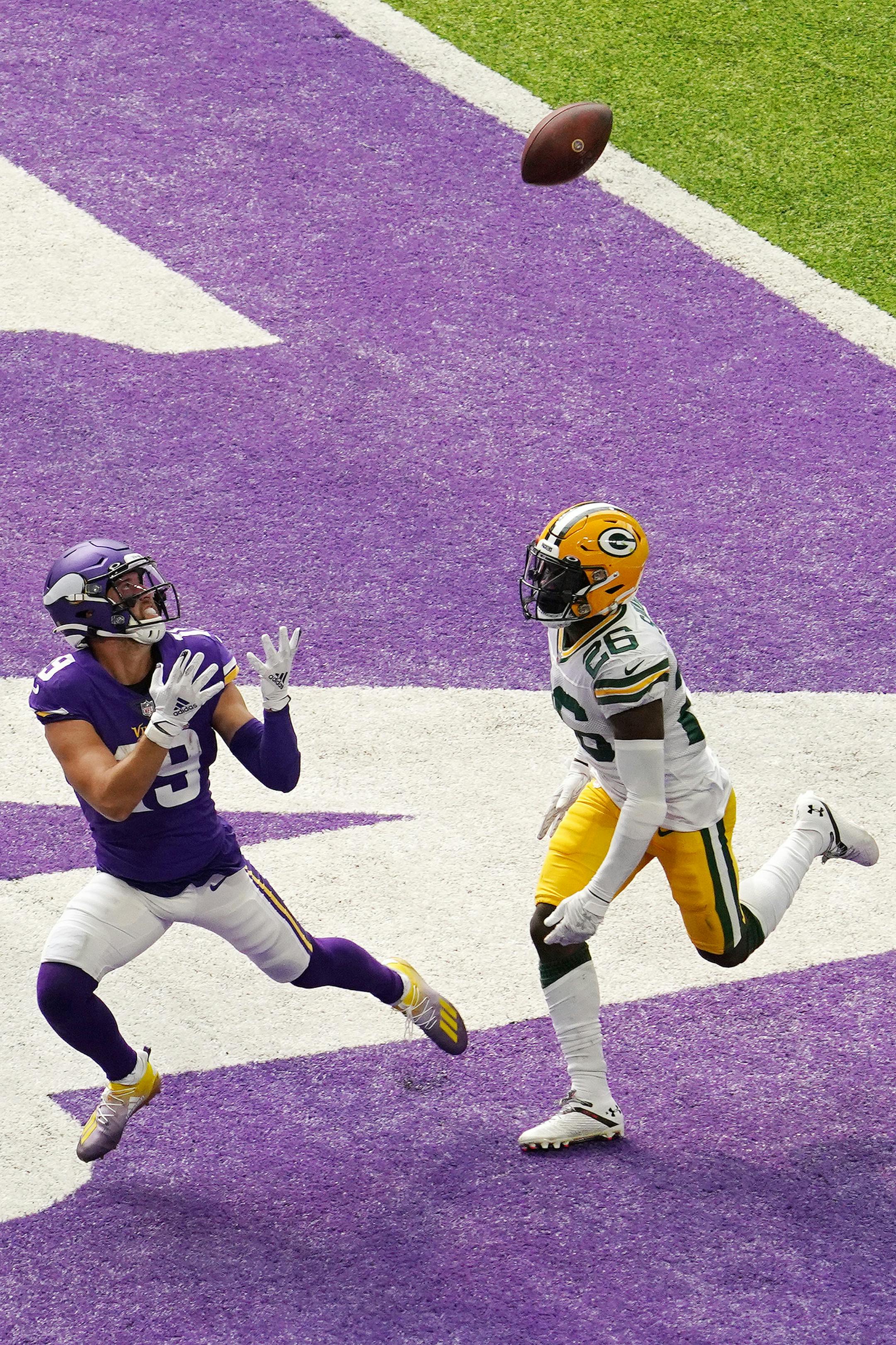 Minnesota Vikings wide receiver Adam Thielen (19) caught a touchdown pass from quarterback Kirk Cousins (8) as Green Bay Packers safety Darnell Savage (26) raced to defend in the fourth quarter.