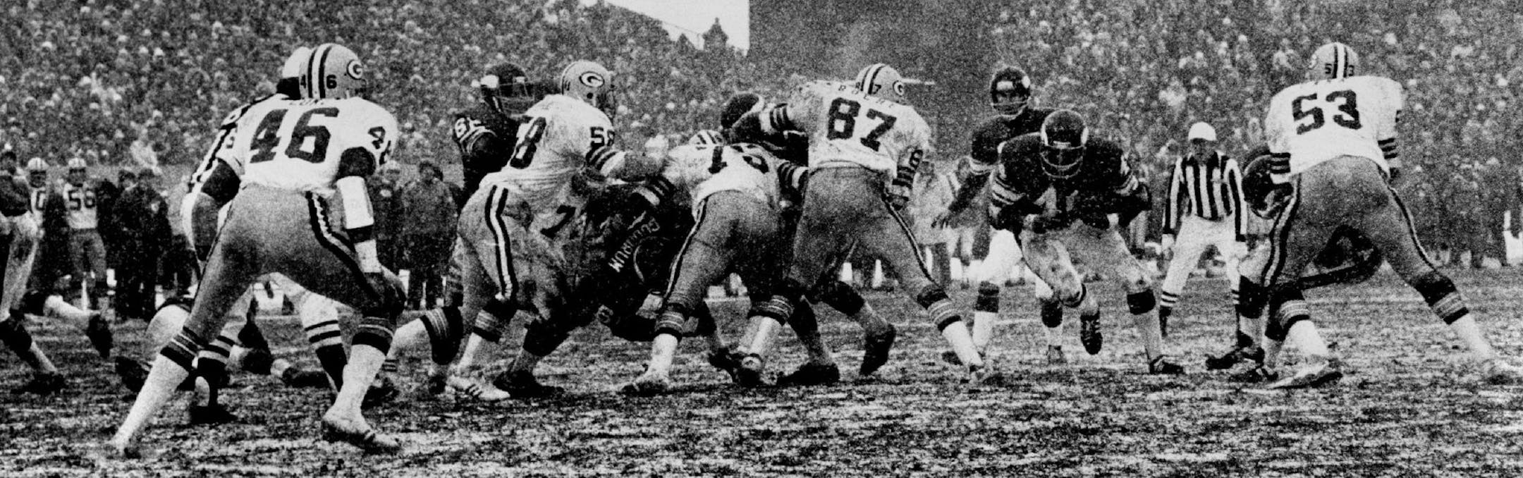 December 6, 1976 Chuck Foreman, second from right, buildozed through a hole Sunday amid the snow at Metropolitan Stadium. September 13, 1981 Scenes like this - Chuck Foreman racing through the Packers and the snow at Metropolitan Stadium on December 5, 1976- will not be repeated after the Vikings move into the Metrodome next season. December 5, 1976 John Croft, Minneapolis Star Tribune ORG XMIT: MIN2014090416181999