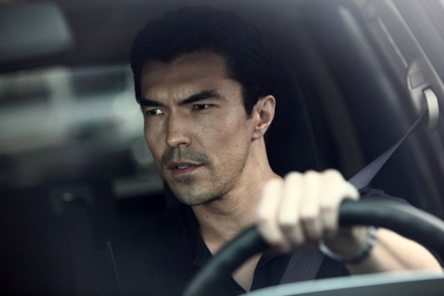 Ian Anthony Dale as Simon Lee in "The Event"