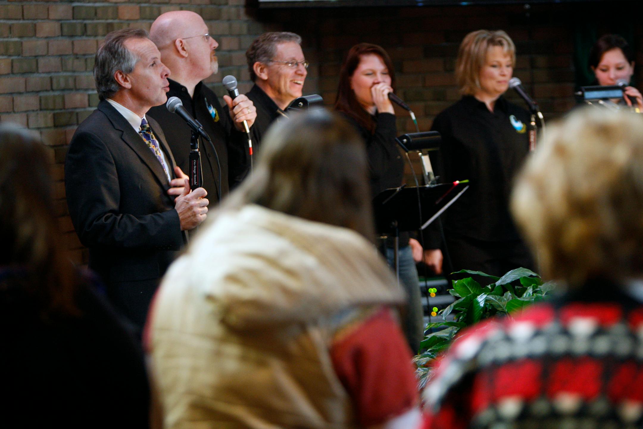 Richard Tsong-Taatarii/rtsong-taatarii@startribune.com
Golden Valley, Mn;1/13/07;left to right: At Valley Community Presbyterian Church, reverend Richard Buller, far left, sang with the choir during the service.