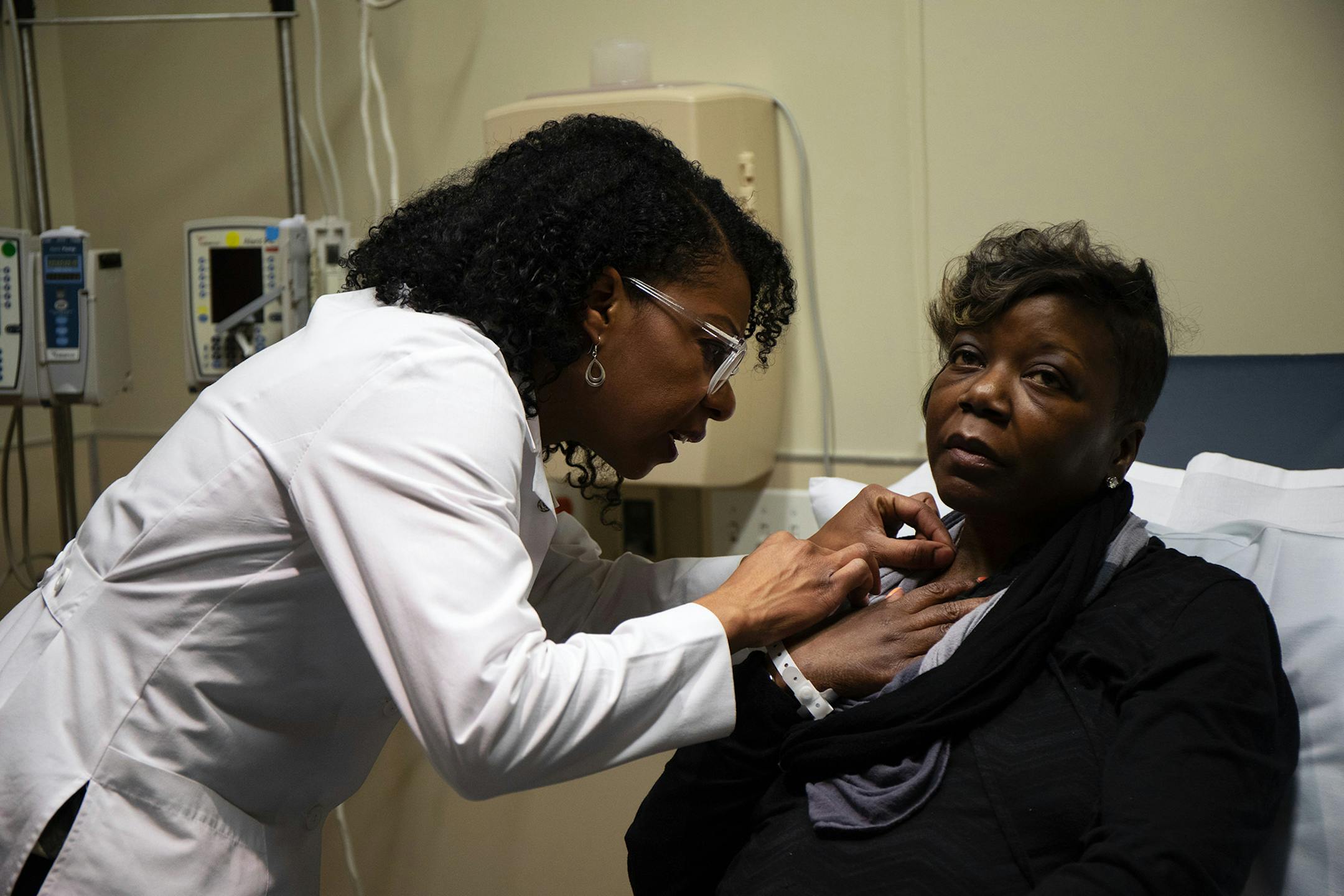 Dr. Dinee Simpson, left, attends to Jacquelyn Charleston at Northwestern Memorial Hospital on Feb. 27, 2019. Charleston received a liver transplant three weeks earlier. (Raquel Zaldivar/Chicago Tribune/TNS)