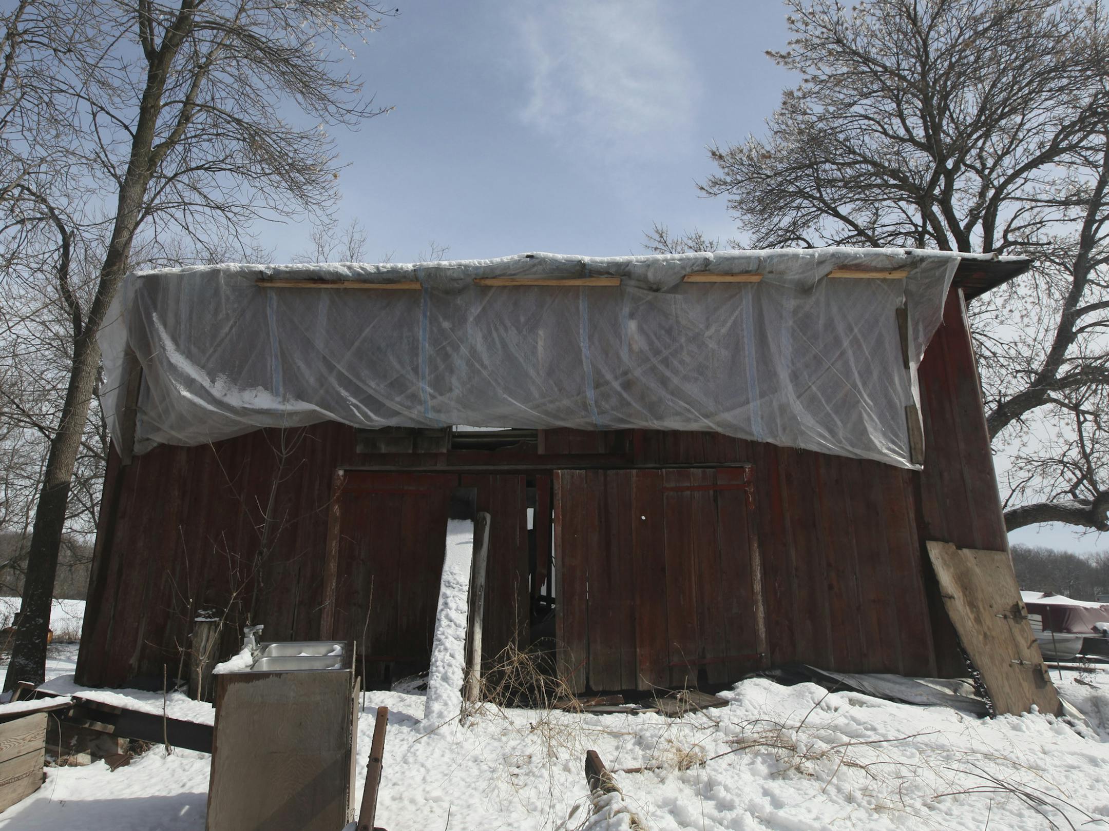Tarps covered up parts of the north barn built 150 years ago by Swedish immigrant Andrew Peterson in Waconia Min., Friday, March 2, 2012. ] (KYNDELL HARKNESS/STAR TRIBUNE) kyndell.harkness@startribune.com