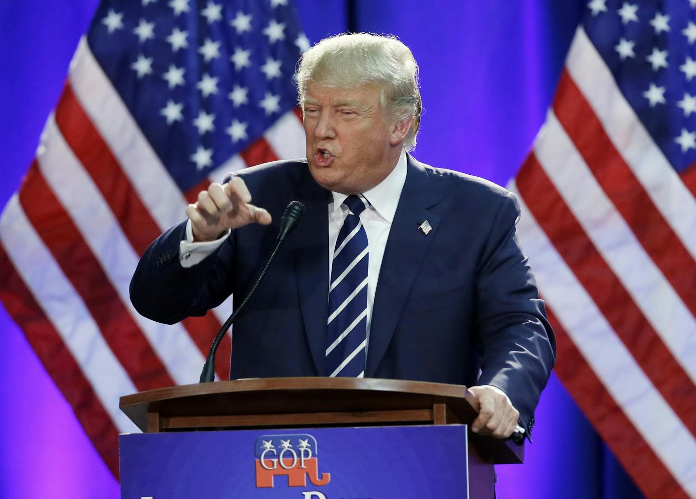 Republican presidential candidate Donald Trump addresses a GOP fundraising event, Tuesday, Aug 11, 2015, in Birch Run, Mich. Trump attended the Lincoln Day Dinner of the Genesee and Saginaw county Republican parties. (AP Photo/Carlos Osorio)