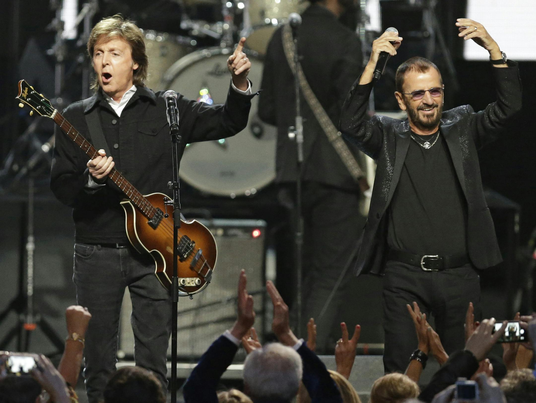 Billie Joe Armstrong, left to right, Joan Jett, Paul McCartney and Ringo Starr perform at the Rock and Roll Hall of Fame Induction Ceremony Sunday, April 19, 2015, in Cleveland. (AP Photo/Mark Duncan)