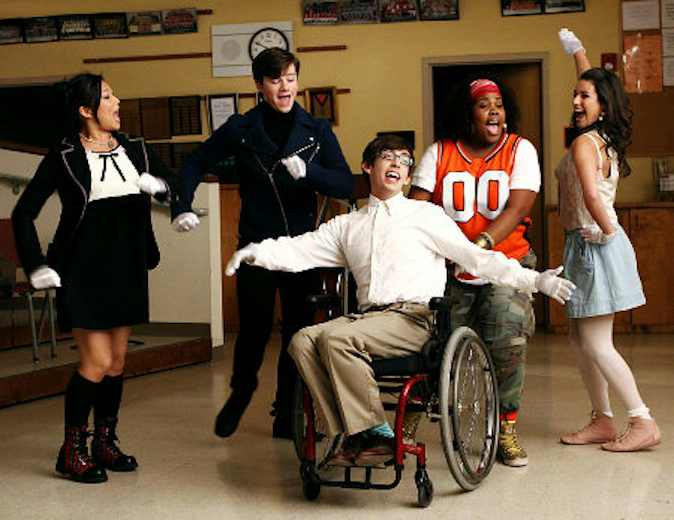 GLEE: Members of the Glee Club rehearse premiering this fall on FOX.  Pictured L-R: Jenna Ushkowitz, Chris Colfer, Kevin McHale, Amber Riley and Lea Michele. ©2009 Fox Broadcasting Co. CR: Carin Baer/FOX   Original Filename: 101glee_sc-8_3277_f.jpg