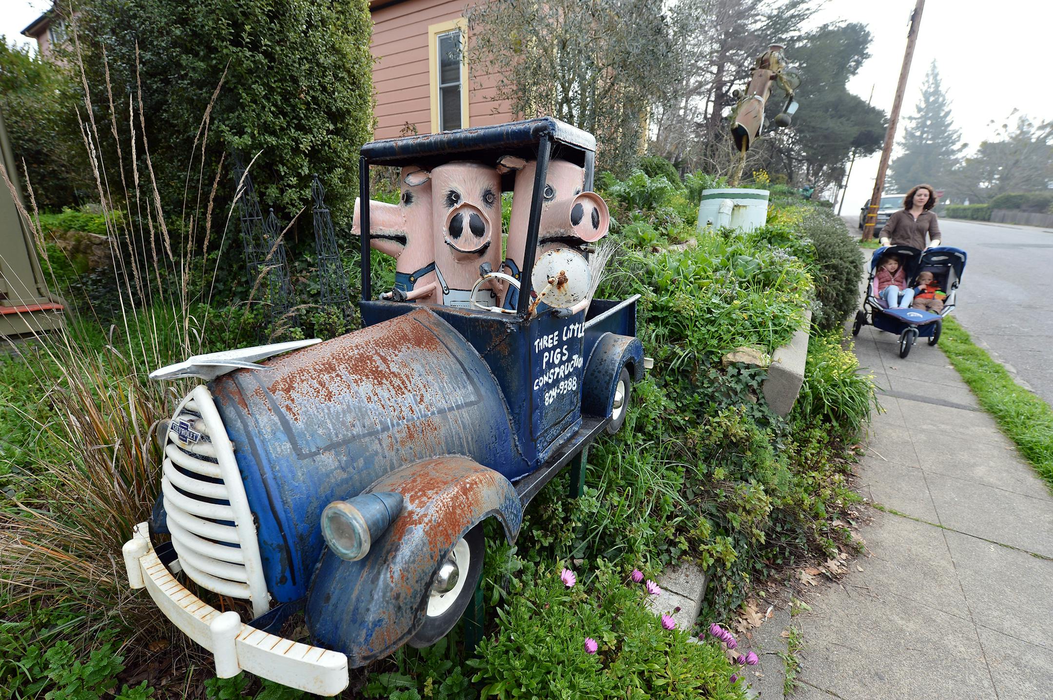 Whimsical sculptures, constructed of steel with many repurposed and recycled parts, decorate many front yards on Florence Avenue in Sebastopol, Calif., on Wednesday, Feb. 4, 2015. (Kristopher Skinner/Bay Area News Group/TNS) ORG XMIT: 1164441