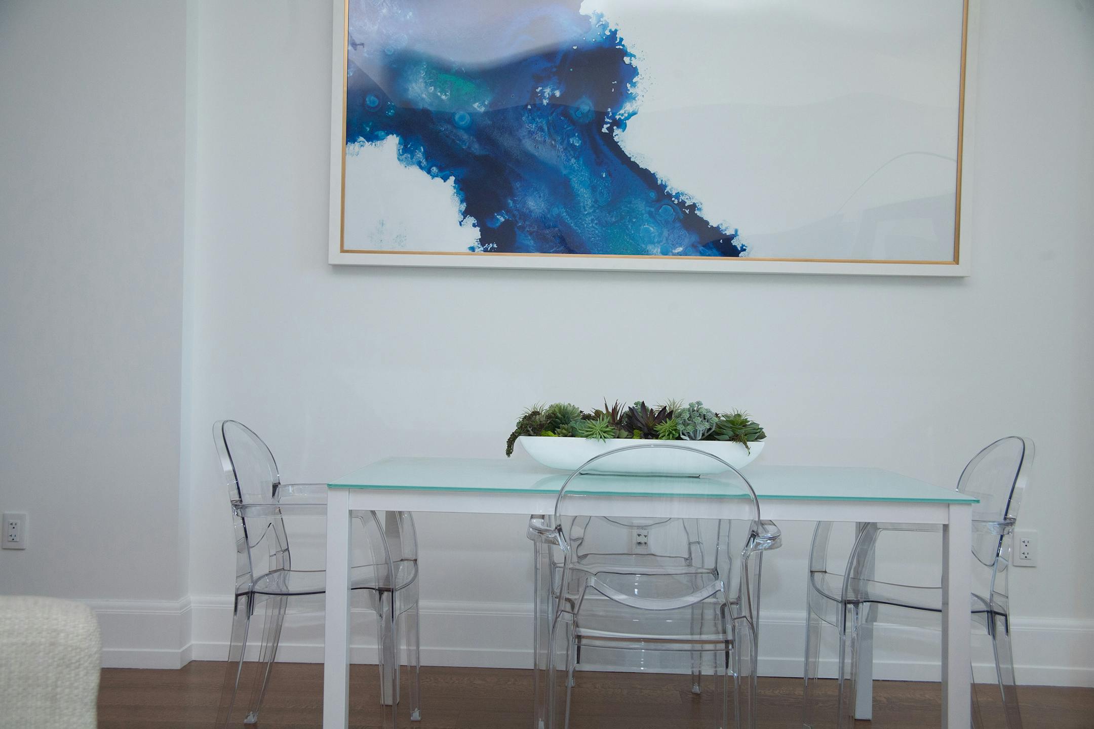 Contrasting indigo blue with pure white dining elements creates visual impact. (Handout/TNS) ORG XMIT: 1196275