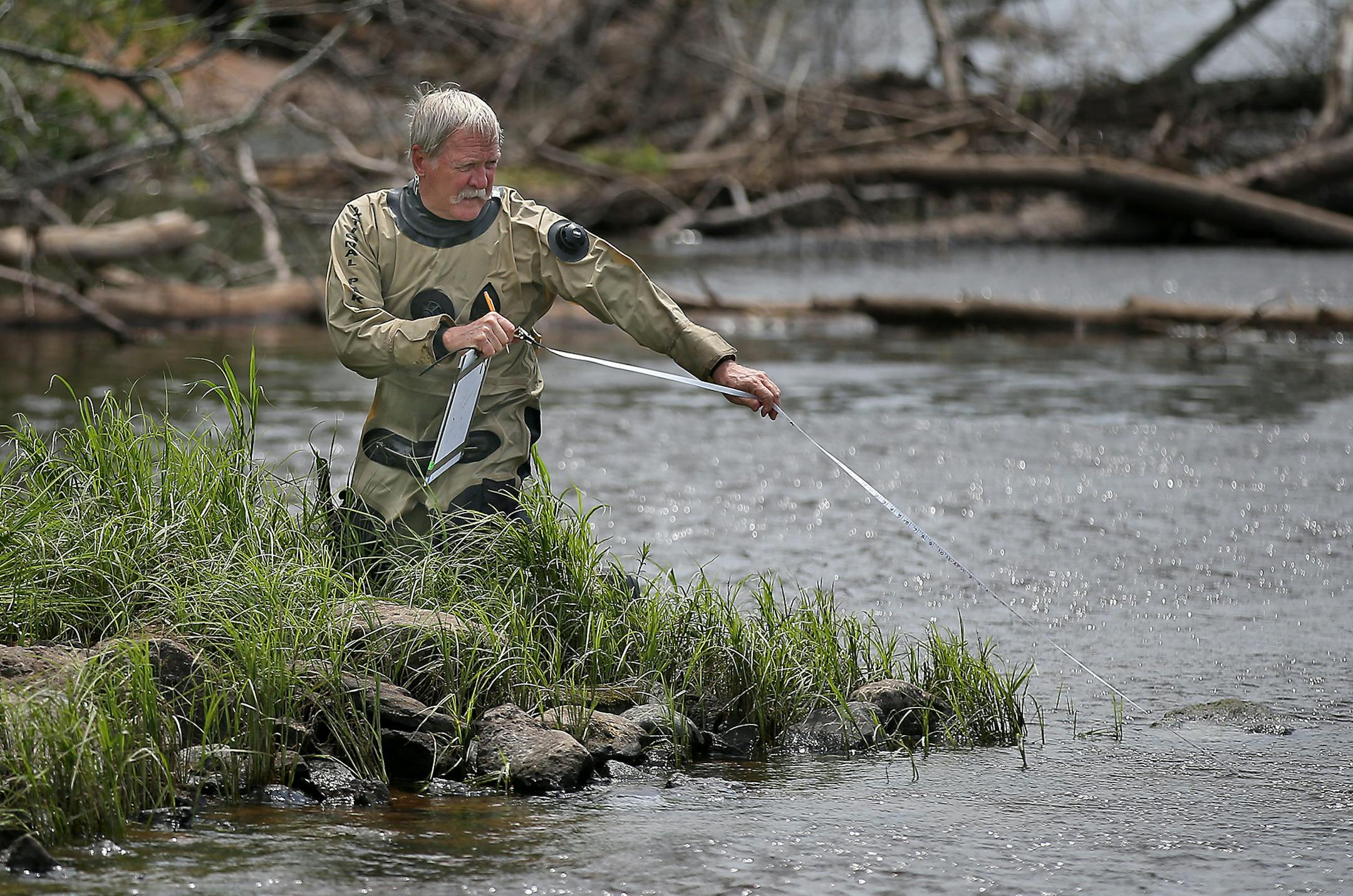 Jim Koza a volunteer with the Submerged Resource Center, joined the team to help mark a baseline for mapping as they worked an underwater investigation of the St. Croix River to find remnants of water control features which include wing dams, jetties from the 1800s. ] (ELIZABETH FLORES/STAR TRIBUNE) ELIZABETH FLORES • eflores@startribune.com