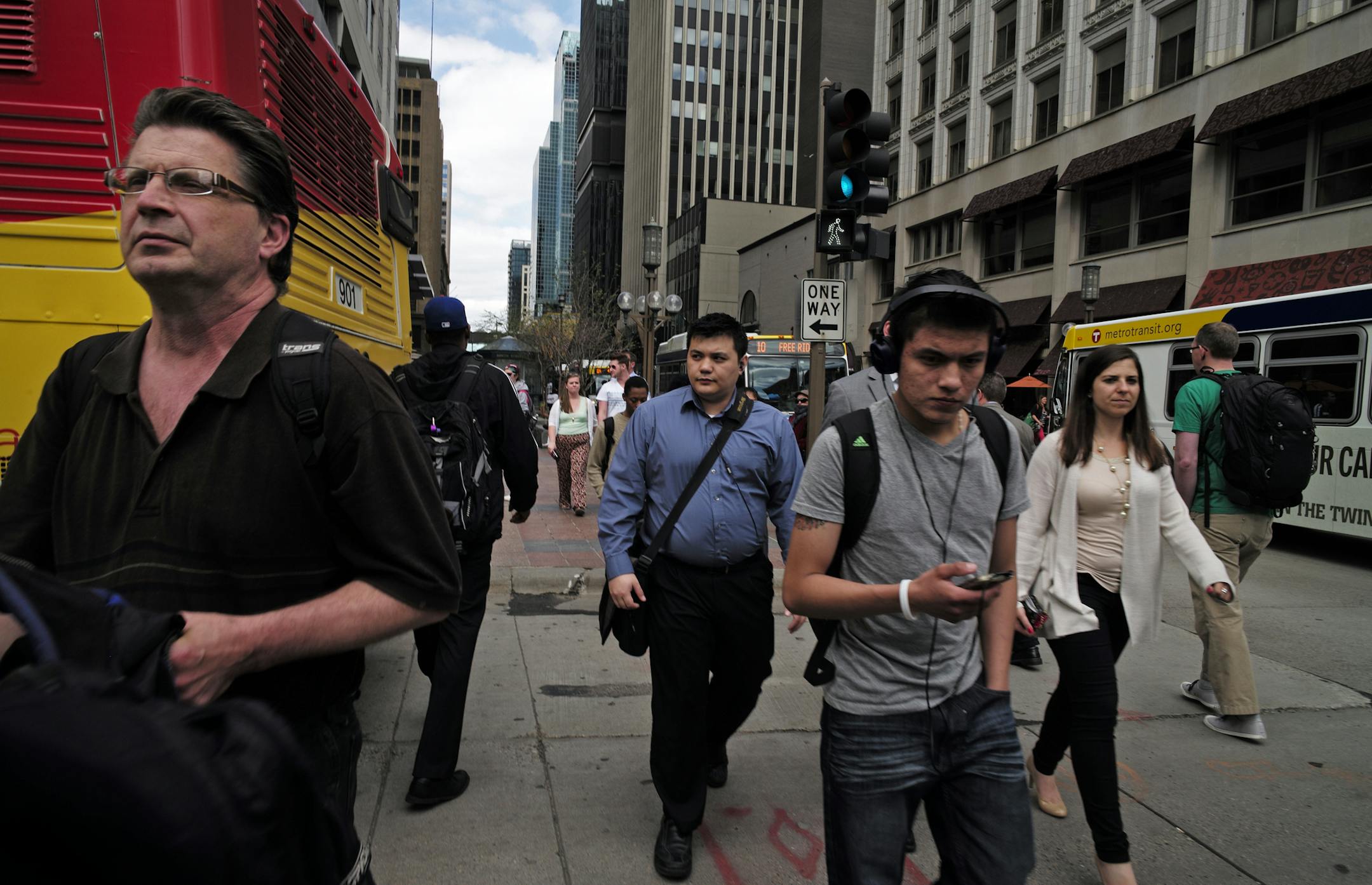 Workers and shoppers mingled in downtown Minneapolis. The city’s population has exceeded 400,000, based on new estimates from the Metropolitan Council, marking a significant reversal.