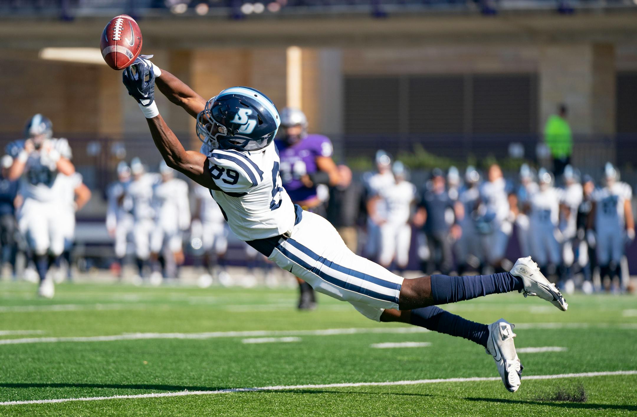 San Diego Toreros wide receiver Ja'seem Reed (89) has a a ball go off his fingertips in a diving catch attempt against St. Thomas in the second quarter.