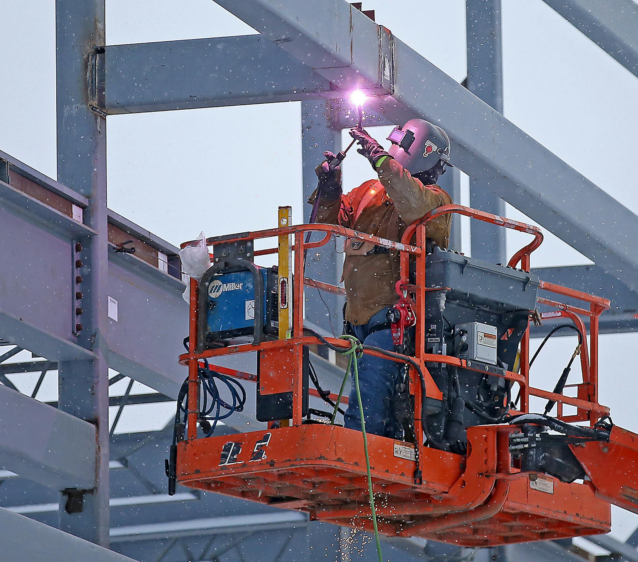 Construction crew worked on new development that is going up around the old State Farm headquarters which is being demolished, Tuesday, January 26, 2016 in Woodbury, MN. ] (ELIZABETH FLORES/STAR TRIBUNE) ELIZABETH FLORES • eflores@startribune.com