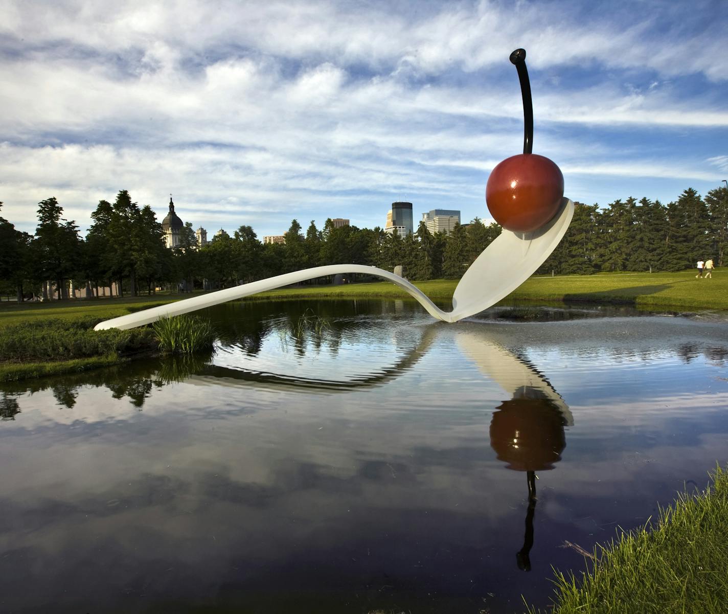 TOM WALLACE&#xef; twallace@startribune.com Assign#00003492A slug: sculpture06XX june19,20,21 Twenty year anniversary of the Walker Art Center&#xed;s, sculpture garden - double truck graphic highliting 12 works , on line gallery / map showing them all. Minneapolis, MN 2008. [Spoonbridge and Cherry, 1985-1988 Aluminum, stainless steel, paint 354 x 618 x 162 in. Gift of Frederick R. Weisman in honor of his parents, William and Mary Weisman, 1988 ORG XMIT: MIN2013061317285866