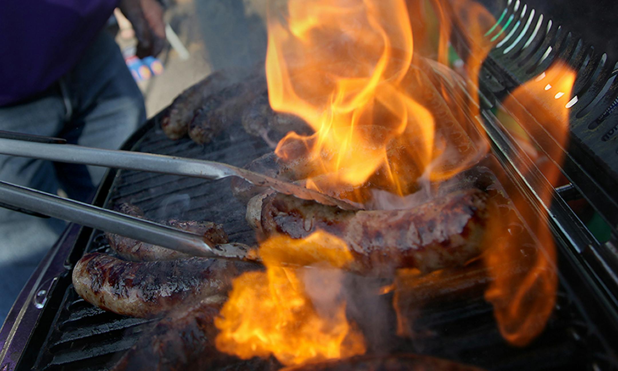 TOM WALLACE • twallace@startribune.com Assign #20009564A Slug: tailgate1008 Date: Sept 27, 2009 Folks tailgating before the Vikings vs San Francisco Sunday. The staple of tailgating is the Brat.