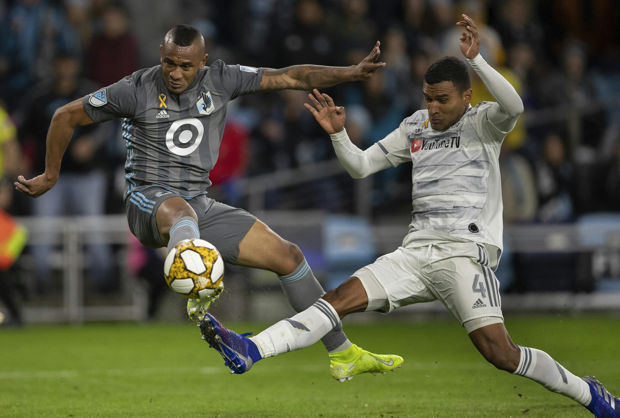 Minnesota United forward Angelo Rodriguez (9) missed a goal as Eddie Segura of Los Angeles played at Allianz Field.] Jerry Holt • Jerry.holt@startribune.com LAFC at tied Minnesota United at 1-1 at Allianz Field Sunday Sept. 29, 2019. Minneapolis, MN. Jerry Holt