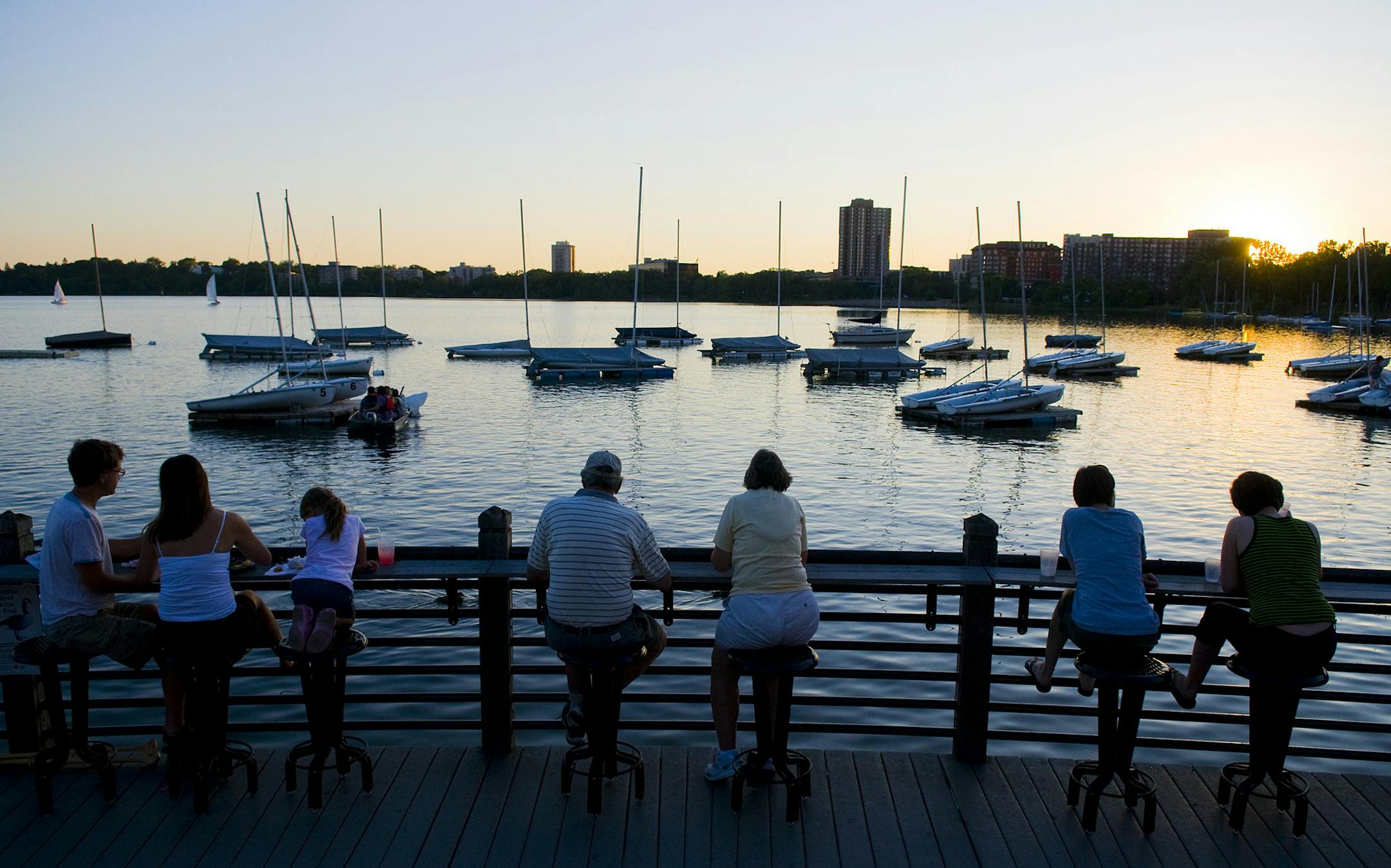 BRENDAN SULLIVAN • brendan.sullivan@startribune.com MINNEAPOLIS - July 20, 2010 - People eating at the Tin Fish on Tuesday evening besides Calhoun Lake. IN THIS PHOTO: ] Customers of The Tin Fish observe the water front seating of Calhoun Lake on Tuesday. Minneapolis Park Board is looking for ways to raise more money and one option is to open more concession stands such as The Tin Fish.