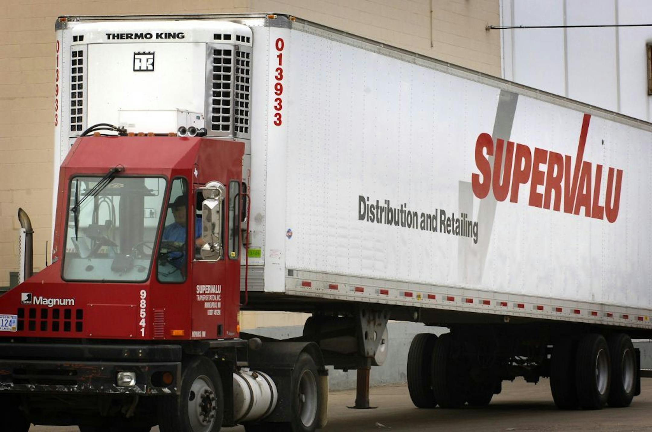 GLEN STUBBE � gstubbe@startribune.com Monday, April 24, 2006 � Hopkins, Minn. � A Supervalu truck in the Supervalu distribution center in Hopkins.