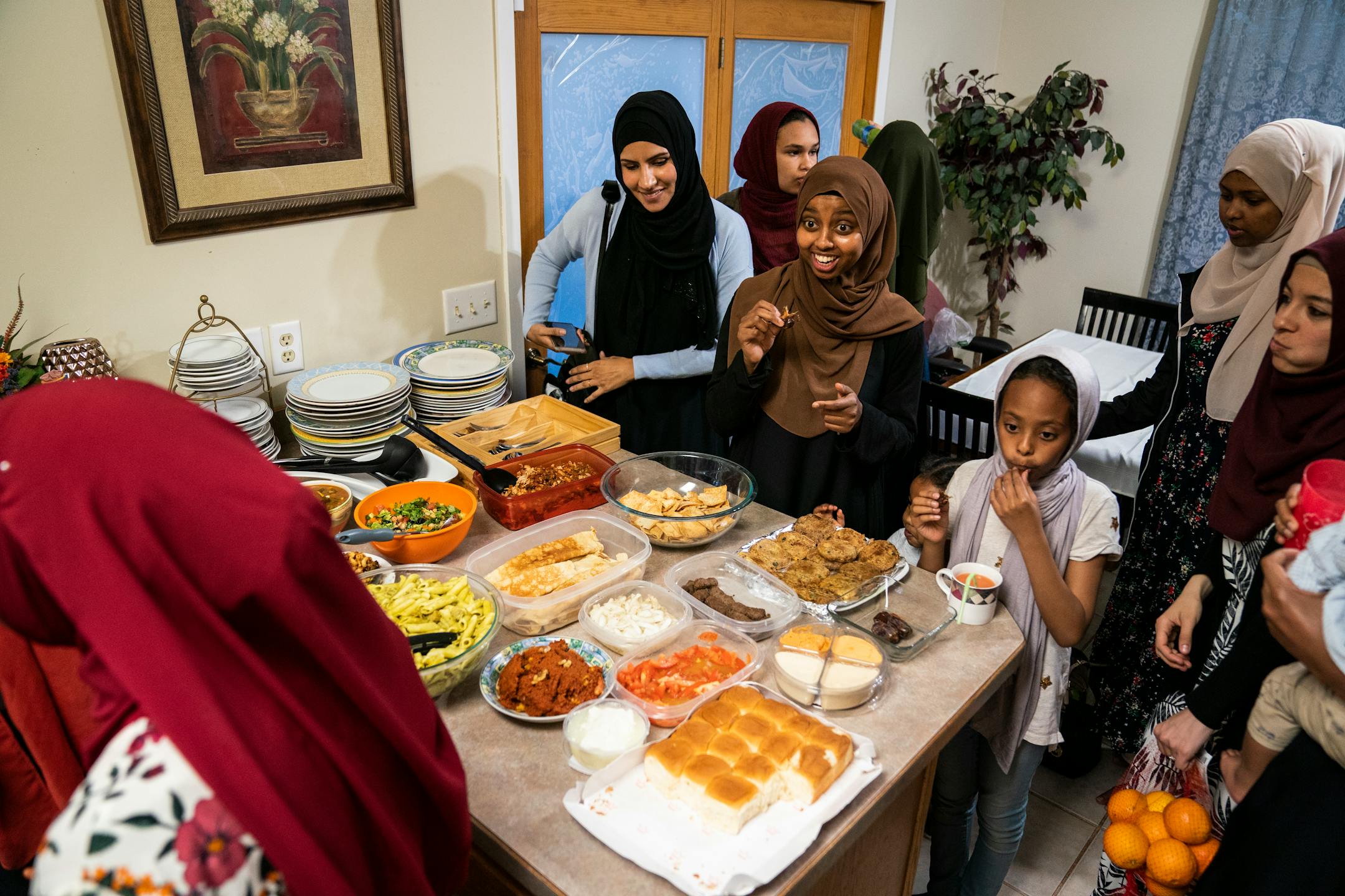 Women break fast with dates before prayer during Ramadan at Club ICM. ] LEILA NAVIDI ¥ leila.navidi@startribune.com