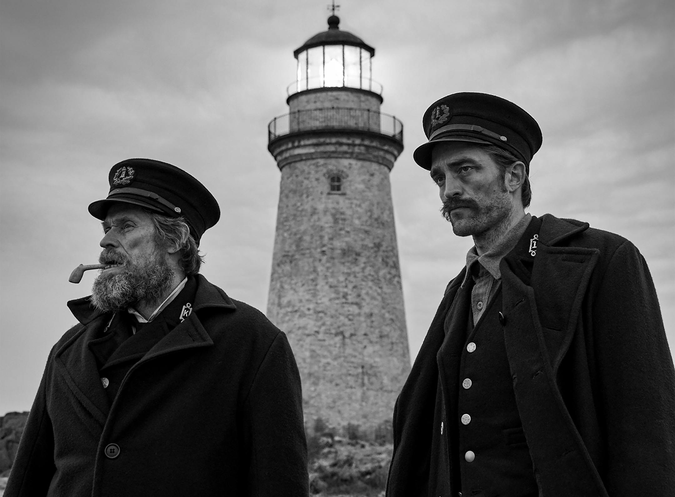 Williem Dafoe and Robert Pattinson in director Robert Eggers THE LIGHTHOUSE. Credit : A24 Pictures