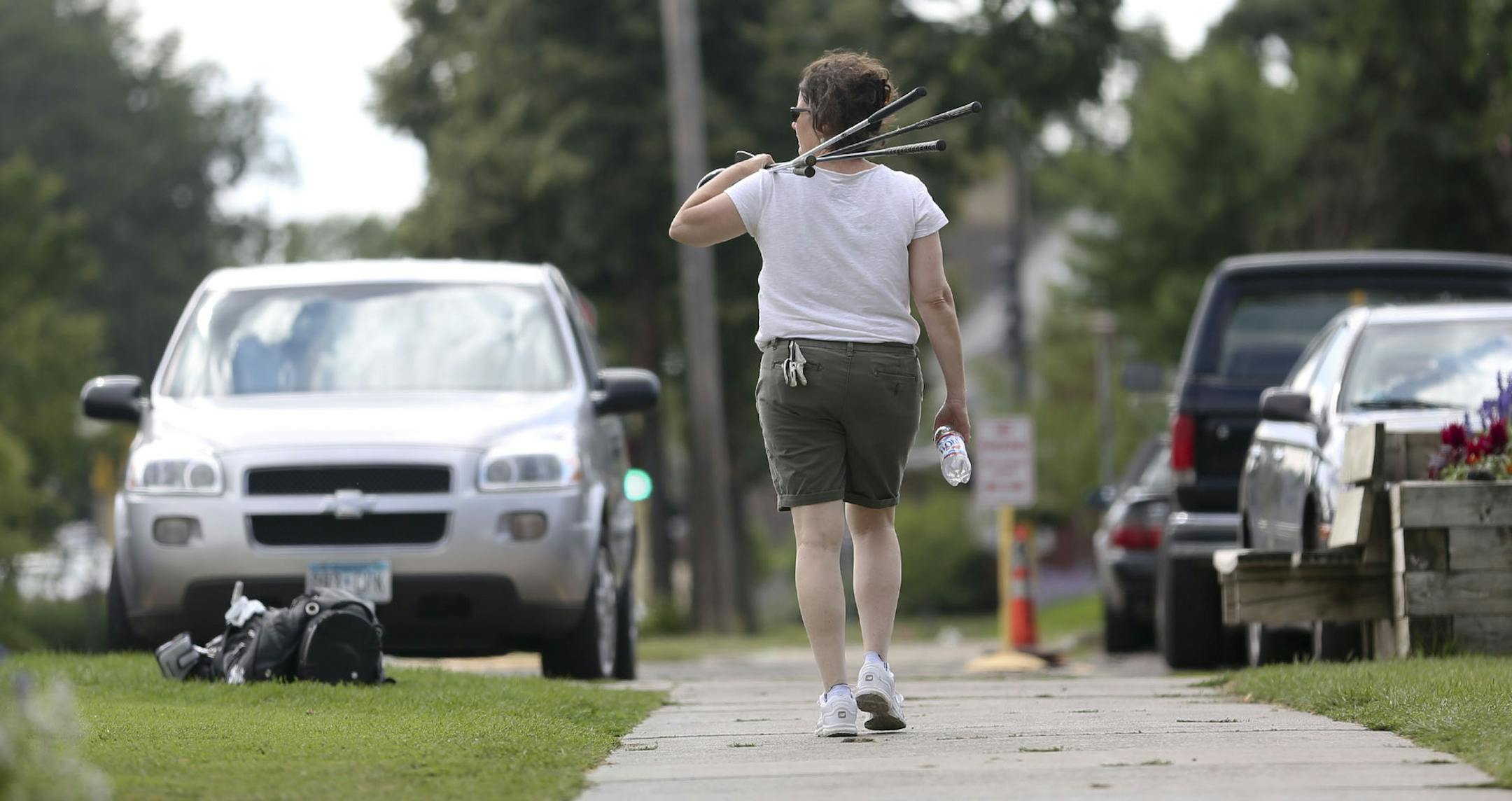 Carol Critchley, of Minneapolis, headed back to her car after working out a few kinks on the driving range at Hiawatha golf course in Minneapolis, Min., Thursday, August 1, 2013. ] (KYNDELL HARKNESS/STAR TRIBUNE) kyndell.harkness@startribune.com