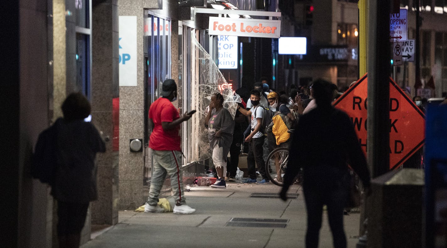 A crowd watched as other looted Foot Locker during unrest and looting in downtown Minneapolis, Minn, on Wednesday, August 26, 2020. ] RENEE JONES SCHNEIDER renee.jones@startribune.com