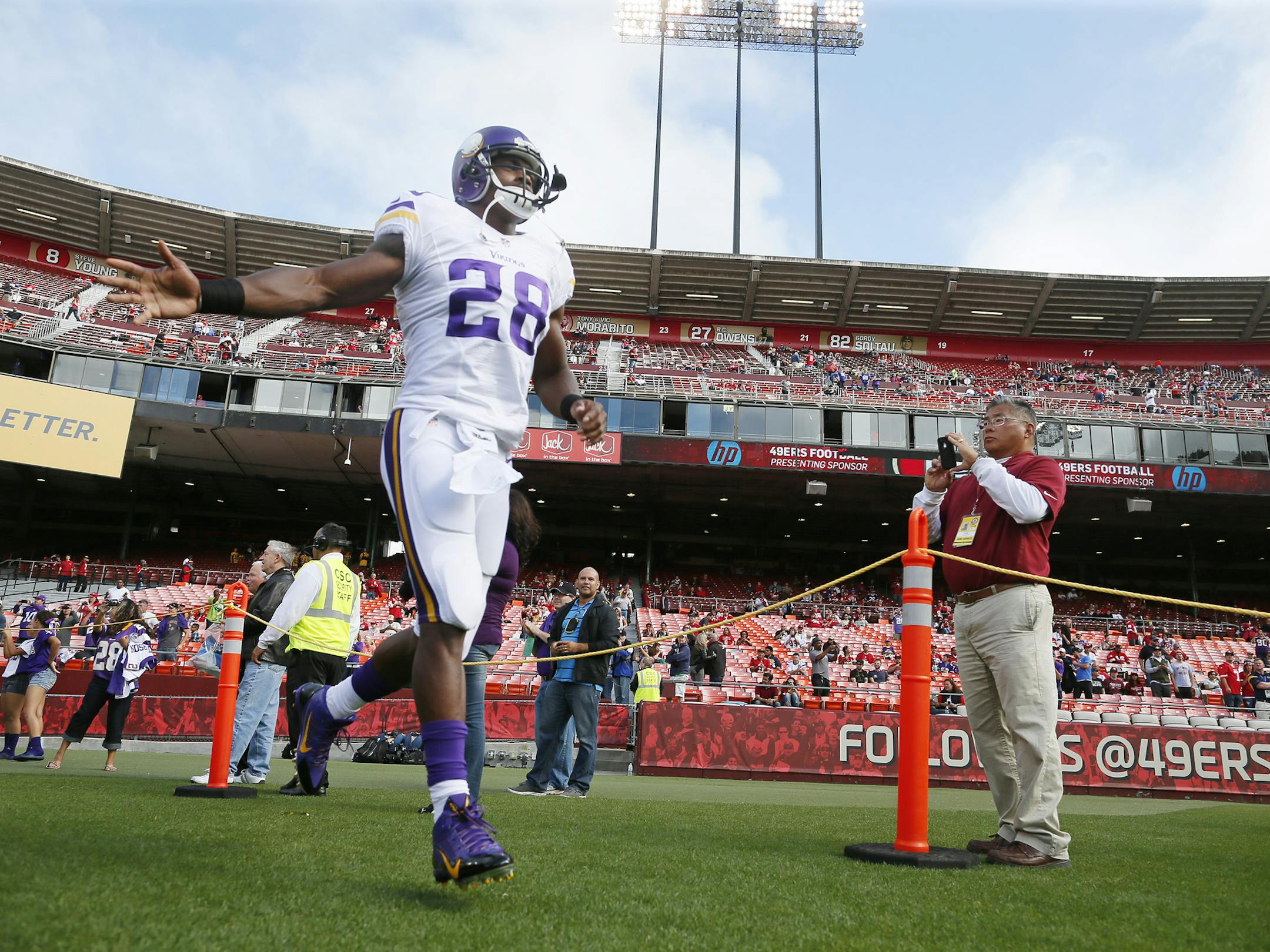 Vikings running back Adrian Peterson took the field during the Minnesota Vikings third preseason game against the San Francisco 49ers at Candlestick Park, Sunday Aug 25 ,2013 in San Francisco , CA. ] JERRY HOLT ‚Ä¢ jerry.holt@startribune.com