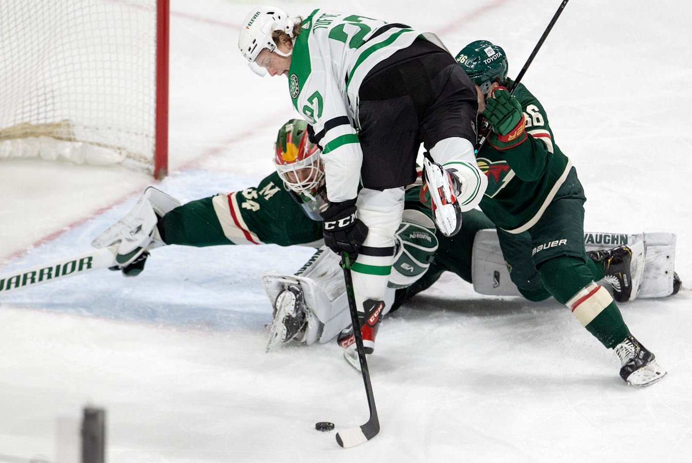 Riley Tufte (27) of the Dallas Stars gets the puck past Minnesota Wild goalie Kaapo Kahkonen (34) for a goal in the second period Sunday, March 6, at Xcel Energy Center in St. Paul, Minn. ] CARLOS GONZALEZ • cgonzalez@startribune.com