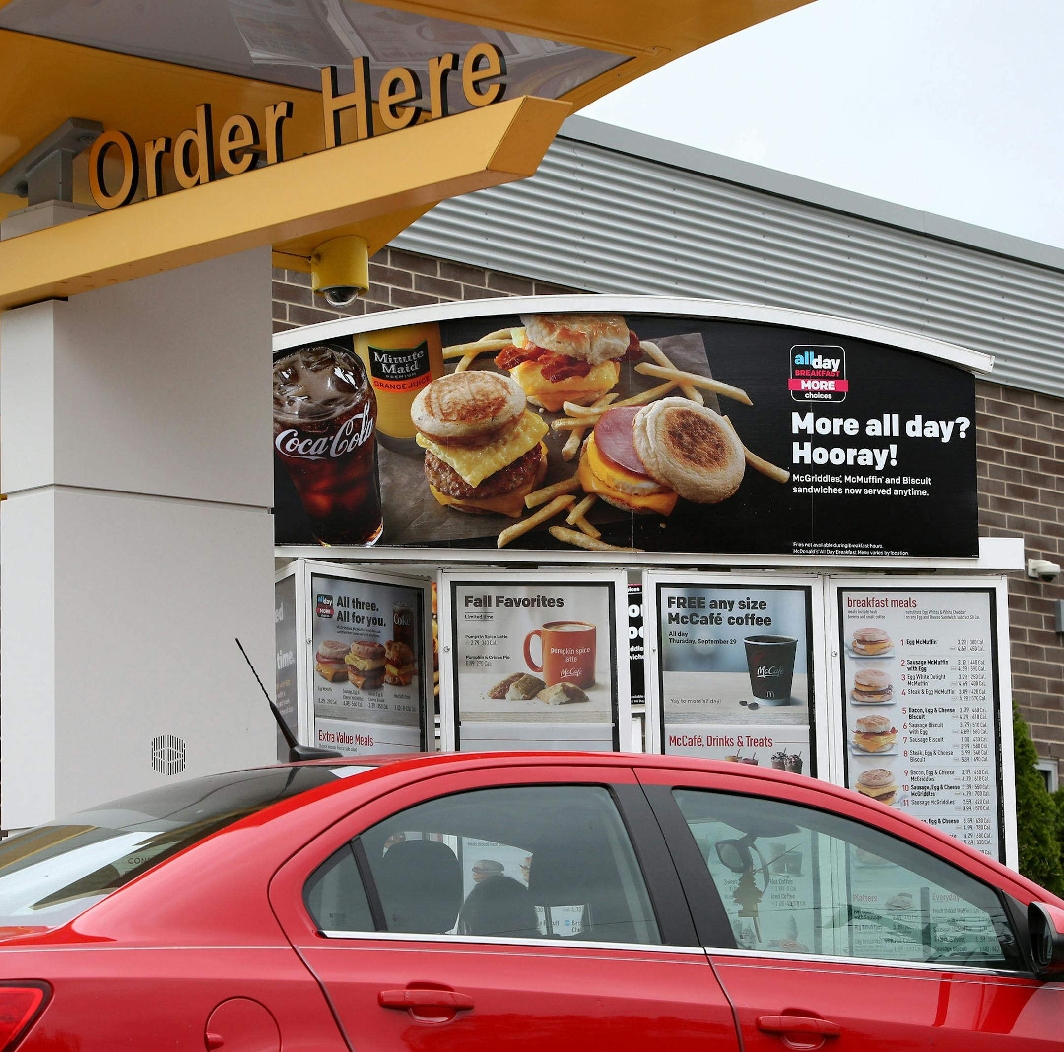 Drive thru at the McDonald's in Downers Grove, Thursday, Sept. 29, 2016. (Antonio Perez/Chicago Tribune/TNS) ORG XMIT: 1422794