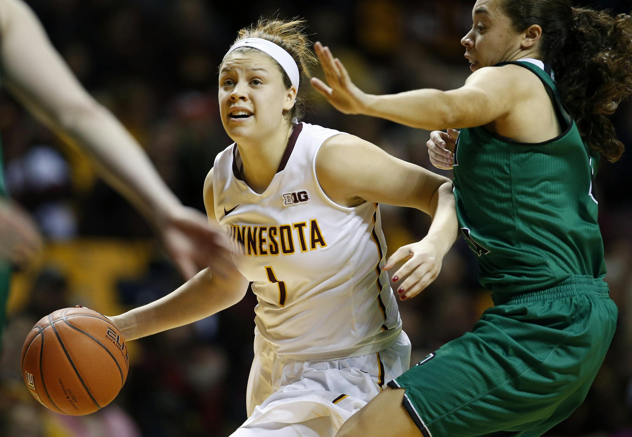 Rachel Banham (1) drove to the basket in the first half. ] CARLOS GONZALEZ ï cgonzalez@startribune.com - December 23, 2015, Minneapolis, MN, Williams Arena, NCCA Women's Basketball, University of Minnesota Gophers vs. North Dakota