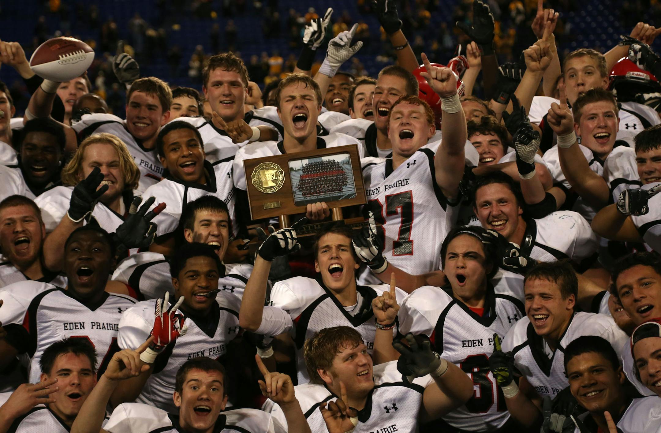 Eden Prairie' celebrated after winning the 6A State Championship at the Mall of America Field in Minneapolis, Min., Friday, November 29, 2013. Eden Prairie won over Rosemount. ] (KYNDELL HARKNESS/STAR TRIBUNE) kyndell.harkness@startribune.com ORG XMIT: MIN1311292157231798
