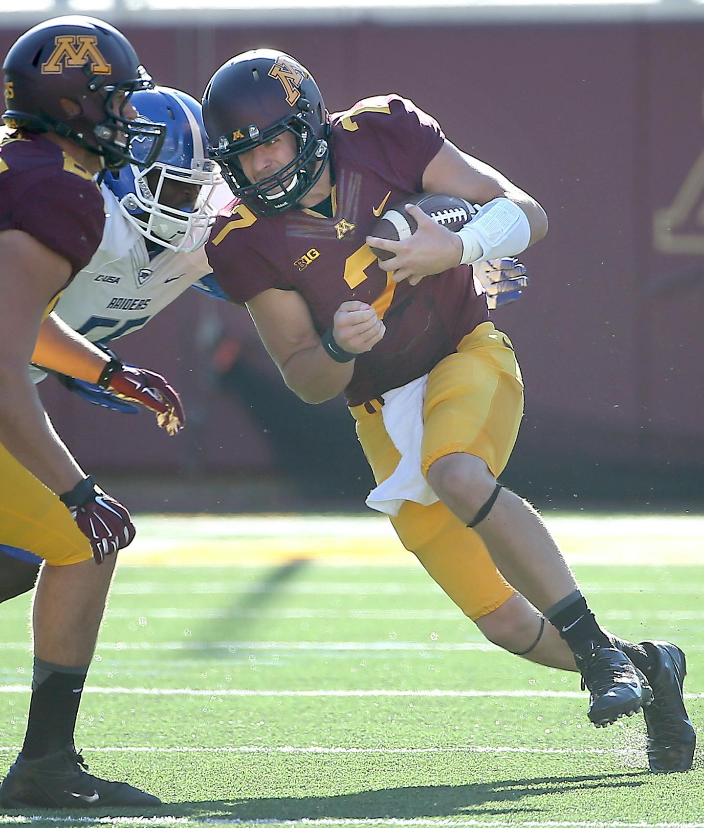 Minnesota sophomore quarterback Mitch Leidner ran the ball in the third quarter as the Minnesota Gophers took on Middle Tennessee at TCF Bank Stadium, Saturday, September 6, 2014 in Minneapolis, MN. ] (ELIZABETH FLORES/STAR TRIBUNE) ELIZABETH FLORES &#x2022; eflores@startribune.com