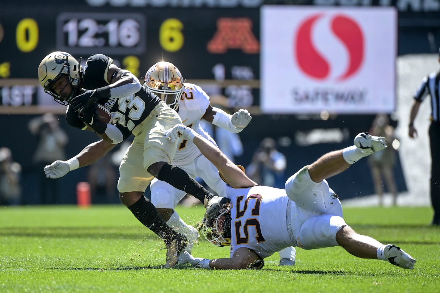 Minnesota Gophers linebacker Mariano Sori-Marin (55) tackeld Colorado Buffaloes running back Jarek Broussard (23) in the second quarter. ] AARON LAVINSKY • aaron.lavinsky@startribune.com