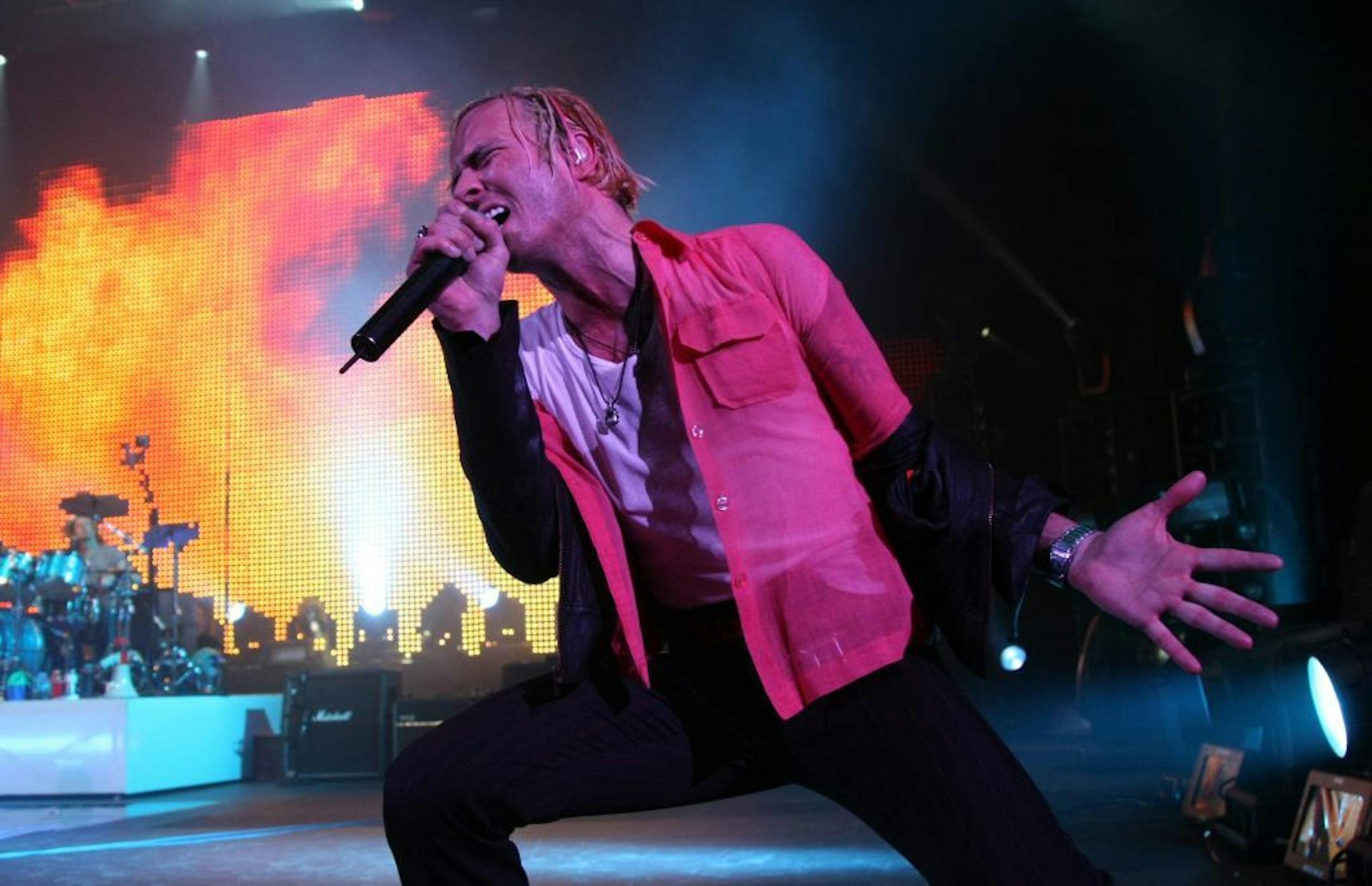 Scott Weiland, performing with Stone Temple Pilots at Roy Wilkins Auditorium in 2008.
