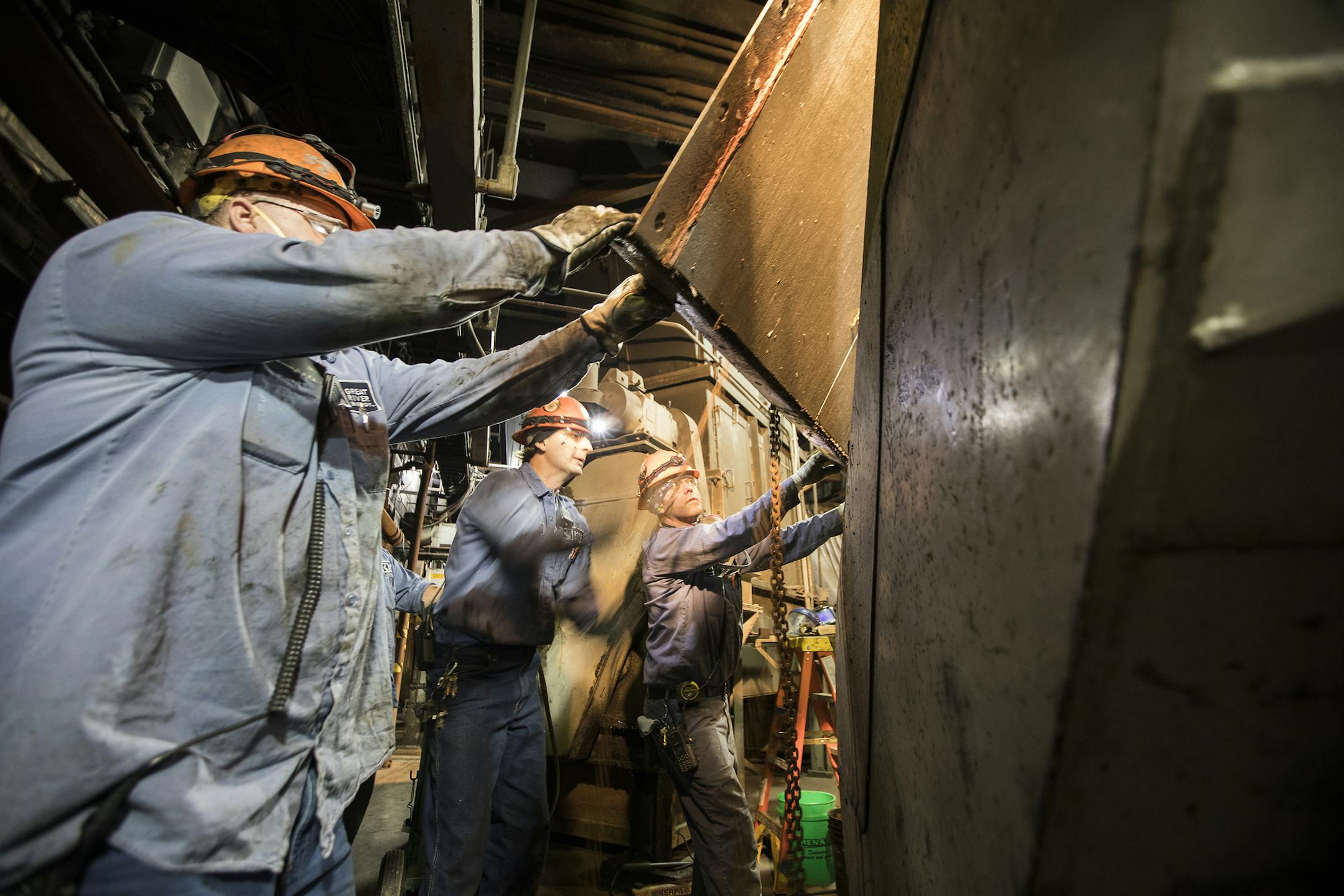 Maintenance mechanics work on a broken part of the boiler feeder at Great River's Elk River Energy Recovery Station. (LEILA NAVIDI/Star Tribune file photo)