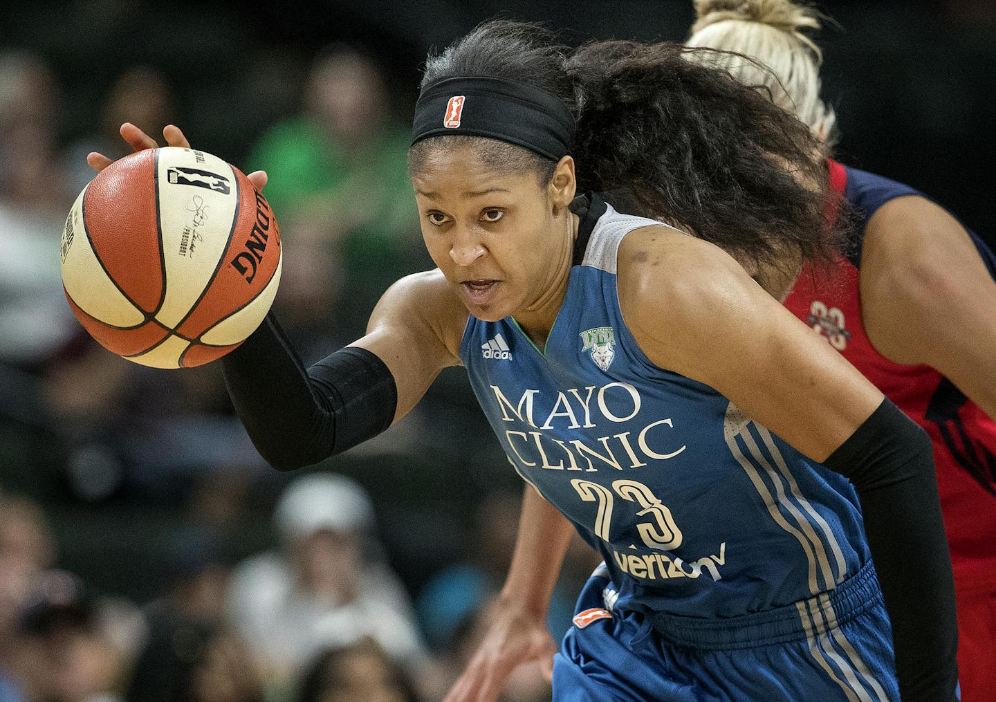 The Lynx's Maya Moore, who scored a game-high 26 points, drove down the court after a steal in the first quarter against the Washington Mystics on Sunday.