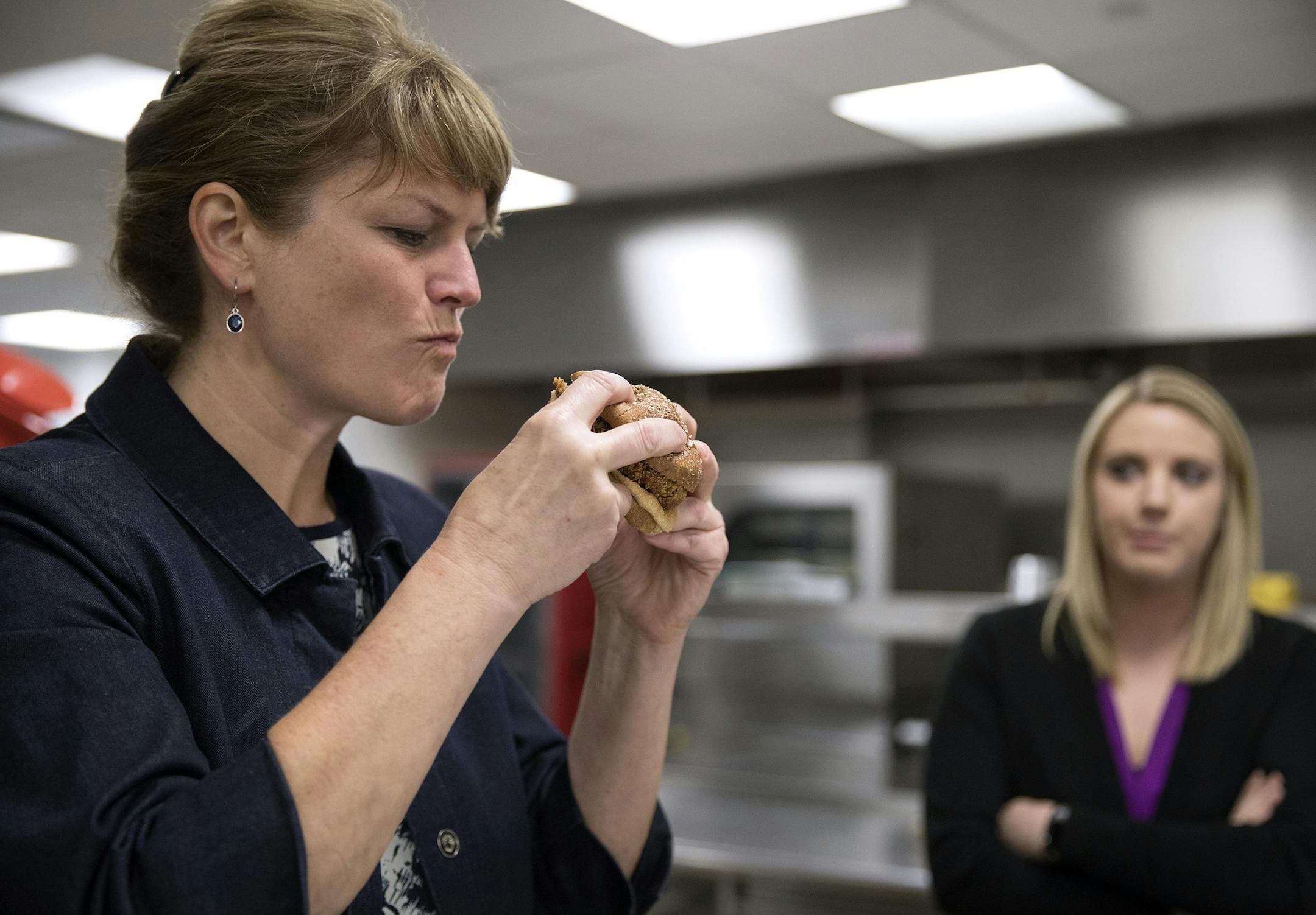 Vice President of product development and innovation Stacie Sopinka tries a sandwich Thursday, May 11, 2017, at US Foods in Rosemont, Ill. A group of US Foods employees, including chefs and product developers, worked together to test current and new food products created by the foodservice and distribution company. (Erin Hooley/Chicago Tribune/TNS) ORG XMIT: 1202576