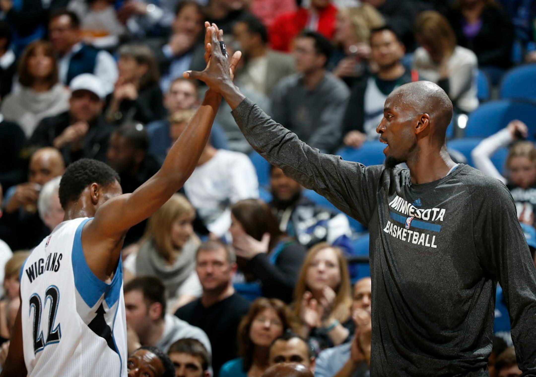Kevin Garnett (21) gave Andrew Wiggins a high five in the fourth quarter. ] CARLOS GONZALEZ cgonzalez@startribune.com, February 25, 2015, Minneapolis, MN, Target Center, NBA, Minnesota Timberwolves vs. Washington Wizards